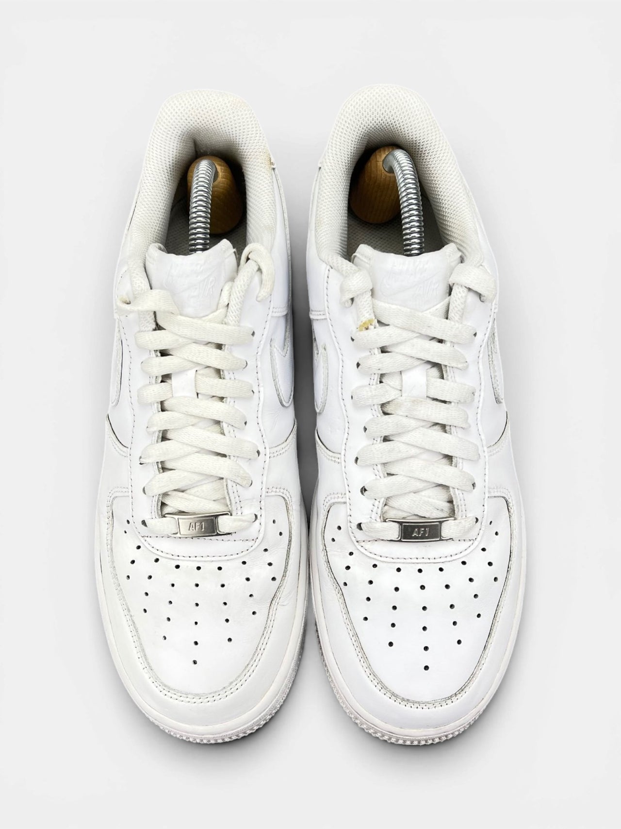 Nike Air Force 1 Low Triple White — buty sportowe męskie w bardzo dobrym stanie rozmiar 42, widok z góry