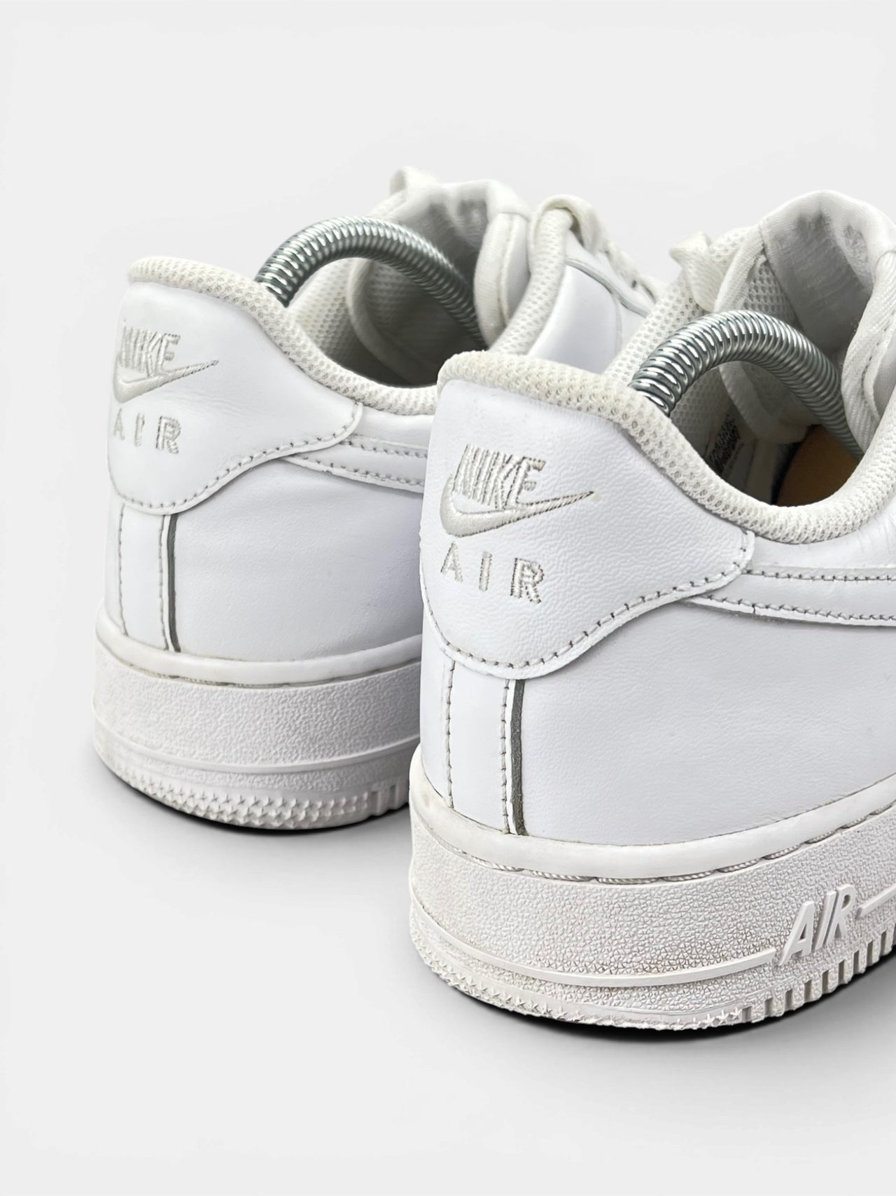 Nike Air Force 1 Low Triple White — buty sportowe męskie w bardzo dobrym stanie rozmiar 42, widok z tyłu