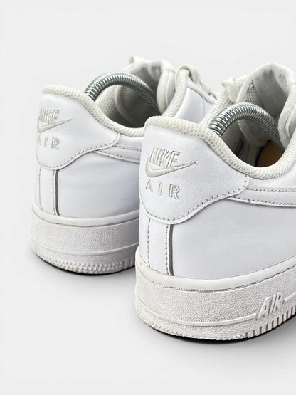 Nike Air Force 1 Low Triple White — buty sportowe męskie w bardzo dobrym stanie rozmiar 42, widok z tyłu