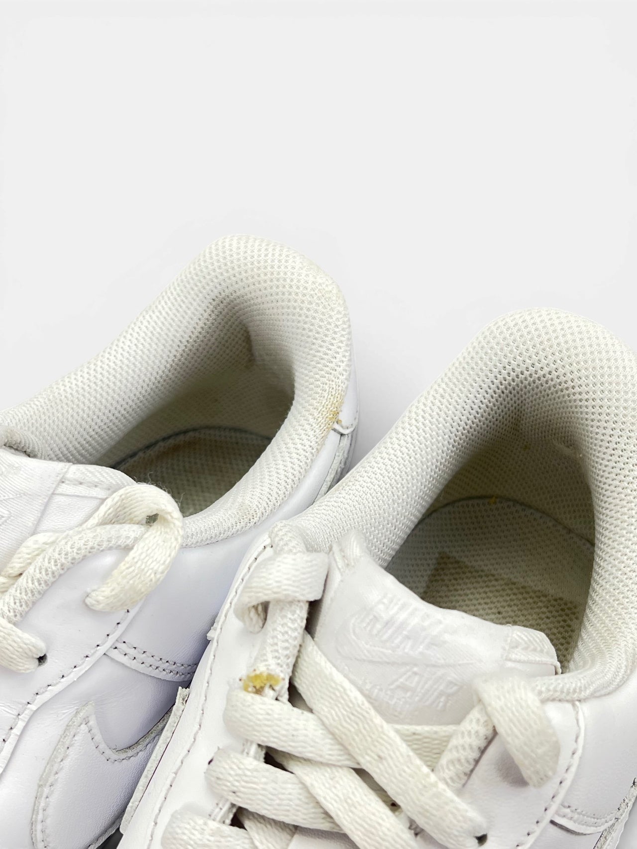 Nike Air Force 1 Low Triple White — buty sportowe męskie w bardzo dobrym stanie rozmiar 42, zapiętki butów
