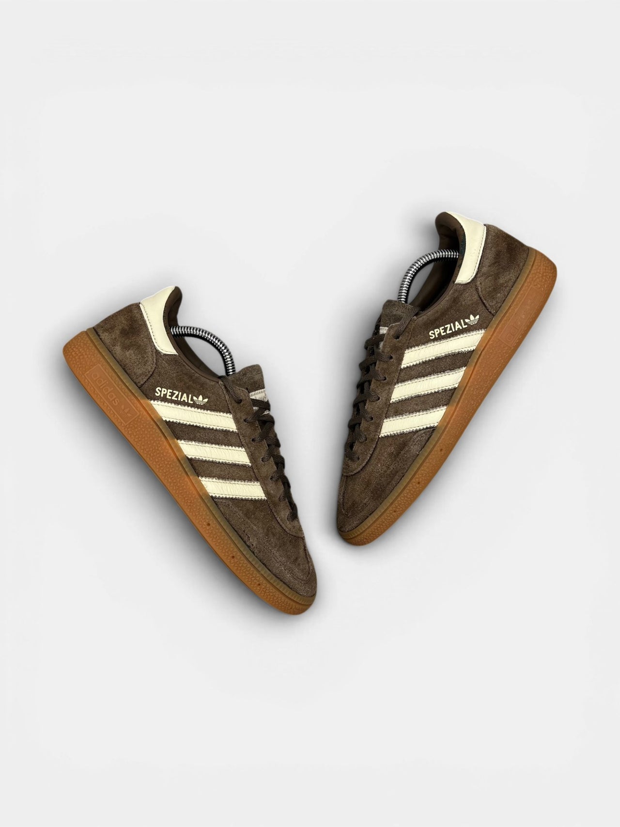 Adidas Handball Spezial — buty sportowe męskie w bardzo dobrym stanie rozmiar 40, widok z góry na zewnętrzną stronę butów