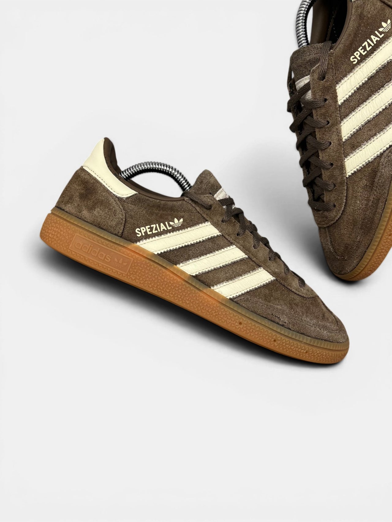 Adidas Handball Spezial — buty sportowe męskie w bardzo dobrym stanie rozmiar 40, zewnętrzny panel prawego buta