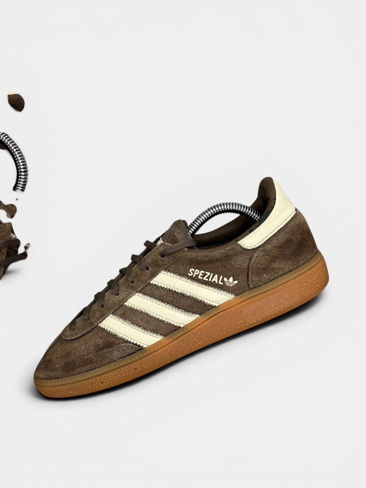 Adidas Handball Spezial — buty sportowe męskie w bardzo dobrym stanie rozmiar 40, zewnętrzny panel lewego buta