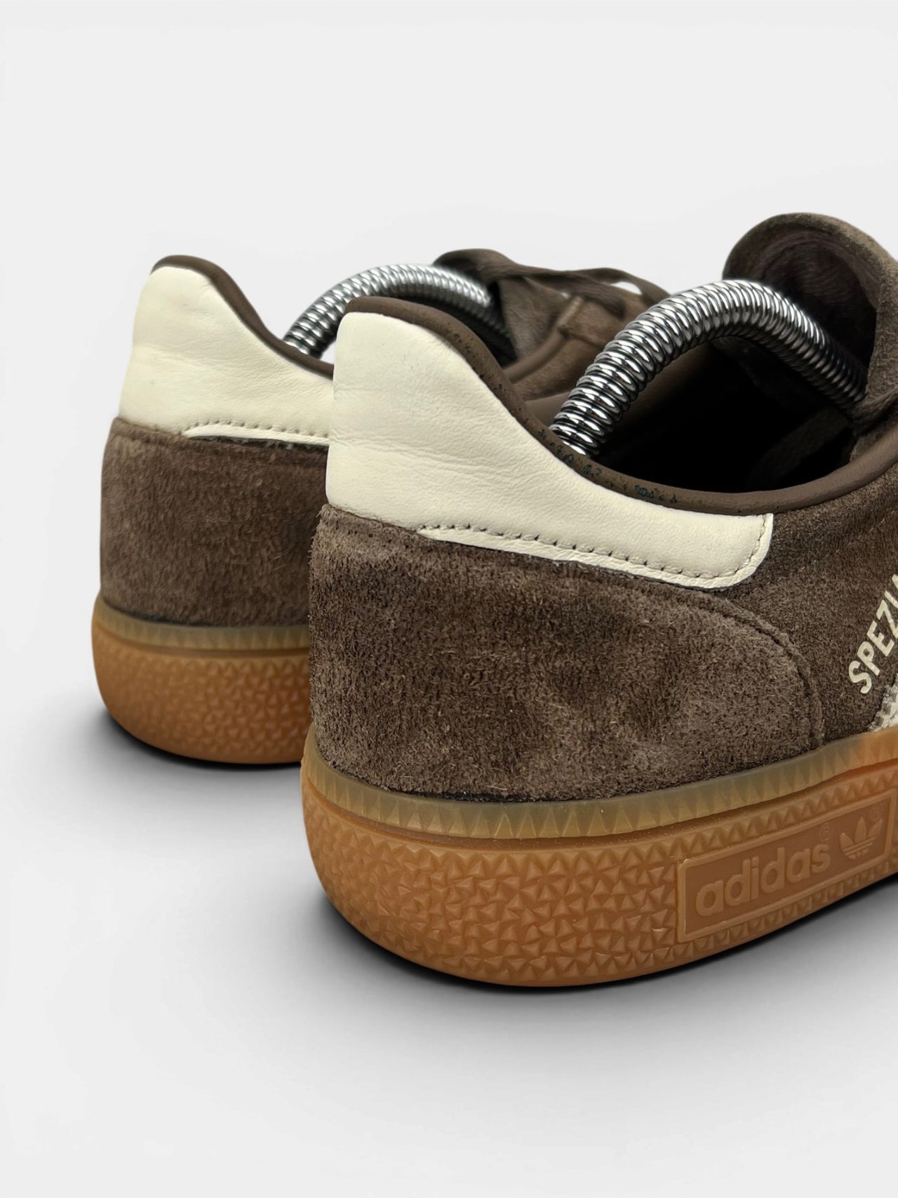 Adidas Handball Spezial — buty sportowe męskie w bardzo dobrym stanie rozmiar 40, widok z tyłu