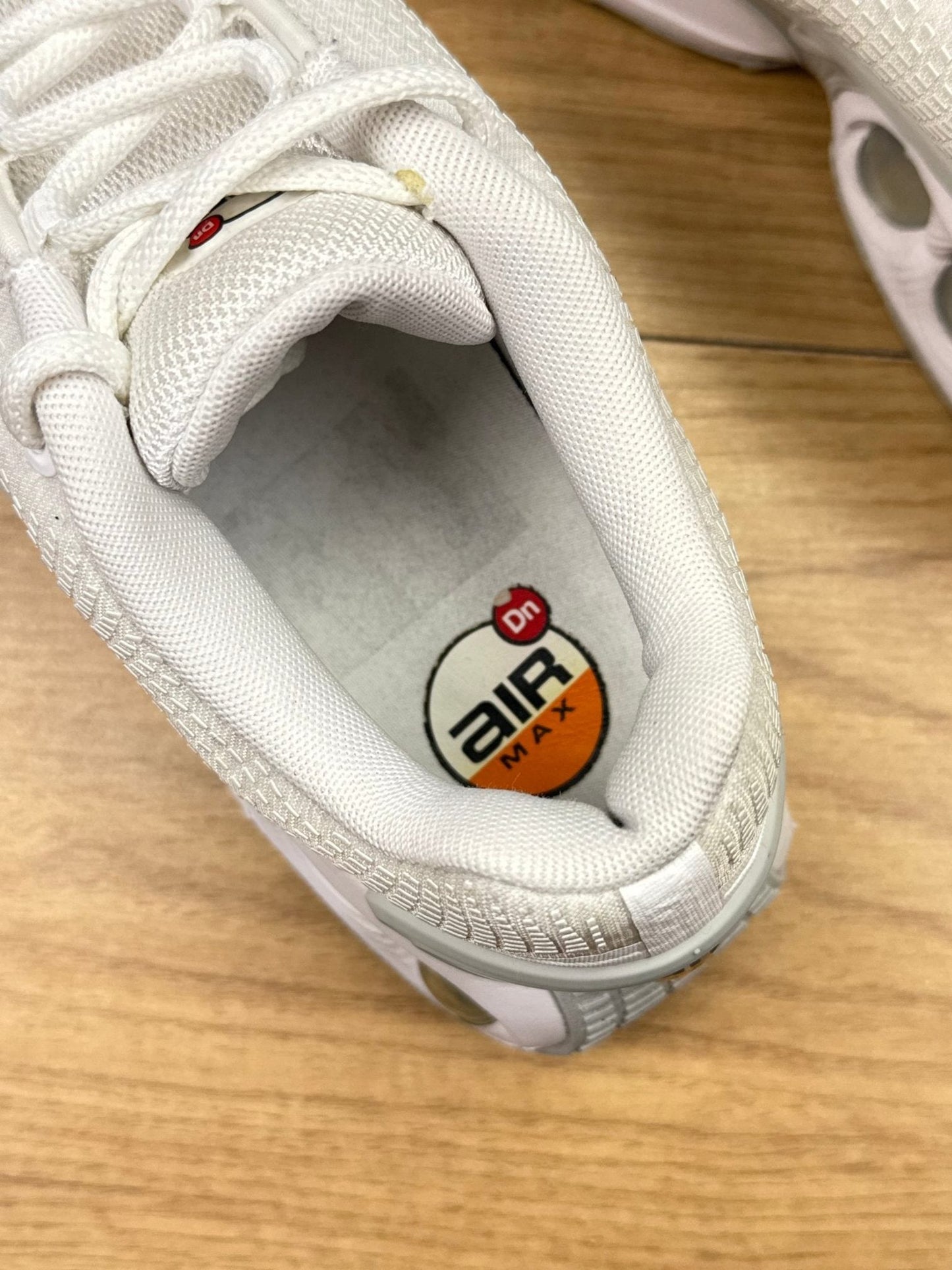 Nike Air Max DN “White / Metallic Silver” DN White Metallic — buty sportowe męskie w bardzo dobrym stanie rozmiar 41, widok z boku