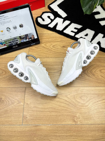 Nike Air Max DN “White / Metallic Silver” DN White Metallic — buty sportowe męskie w bardzo dobrym stanie rozmiar 41, widok z góry na zewnętrzną stronę butów