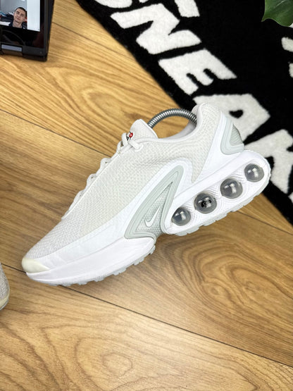 Nike Air Max DN “White / Metallic Silver” DN White Metallic — buty sportowe męskie w bardzo dobrym stanie rozmiar 41, zewnętrzny panel lewego buta