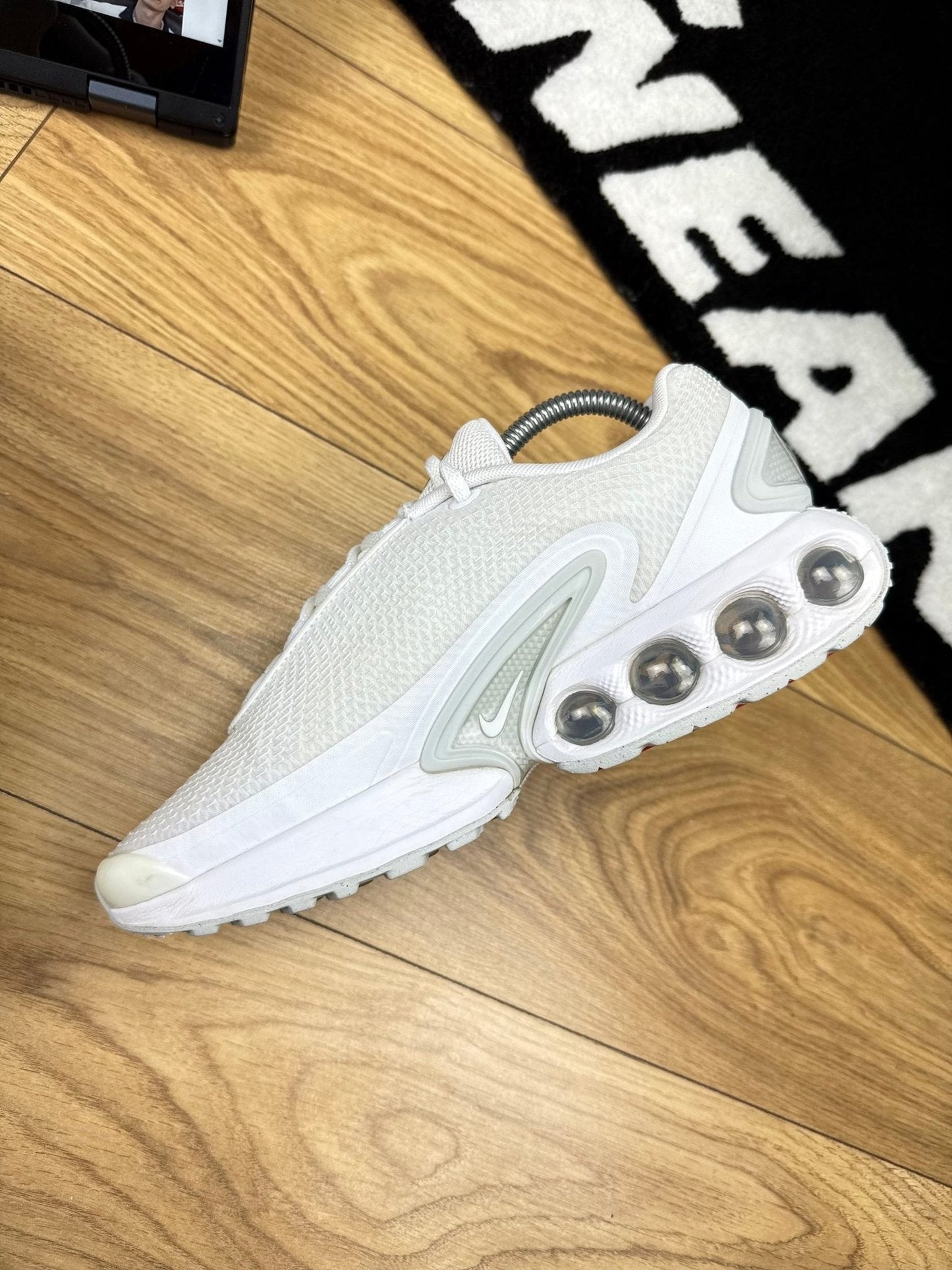 Nike Air Max DN “White / Metallic Silver” DN White Metallic — buty sportowe męskie w bardzo dobrym stanie rozmiar 41, wewnętrzny panel prawego buta