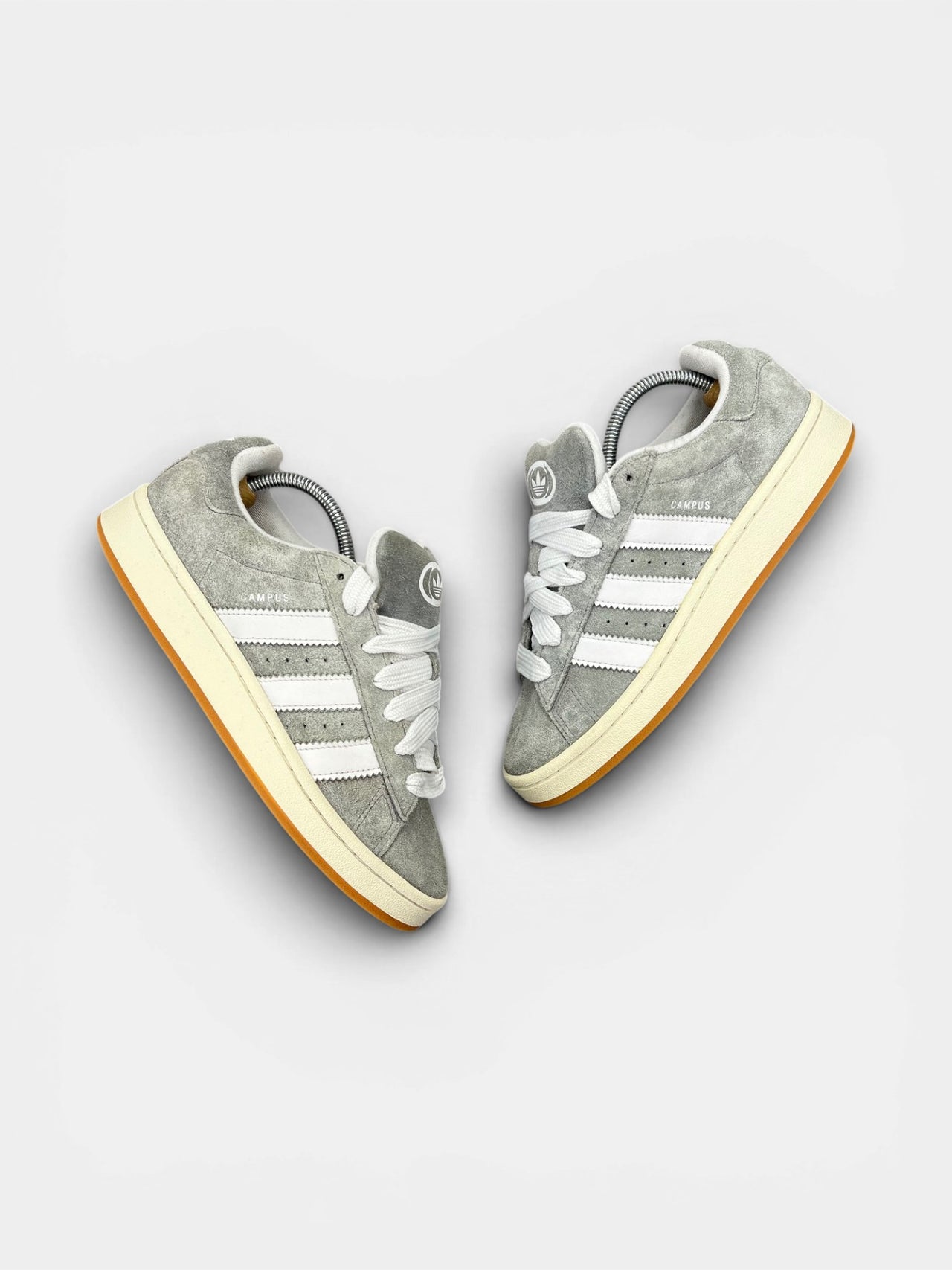 Adidas Campus 00s Grey — buty sportowe męskie w bardzo dobrym stanie rozmiar 41 1/3, widok z góry na zewnętrzną stronę butów