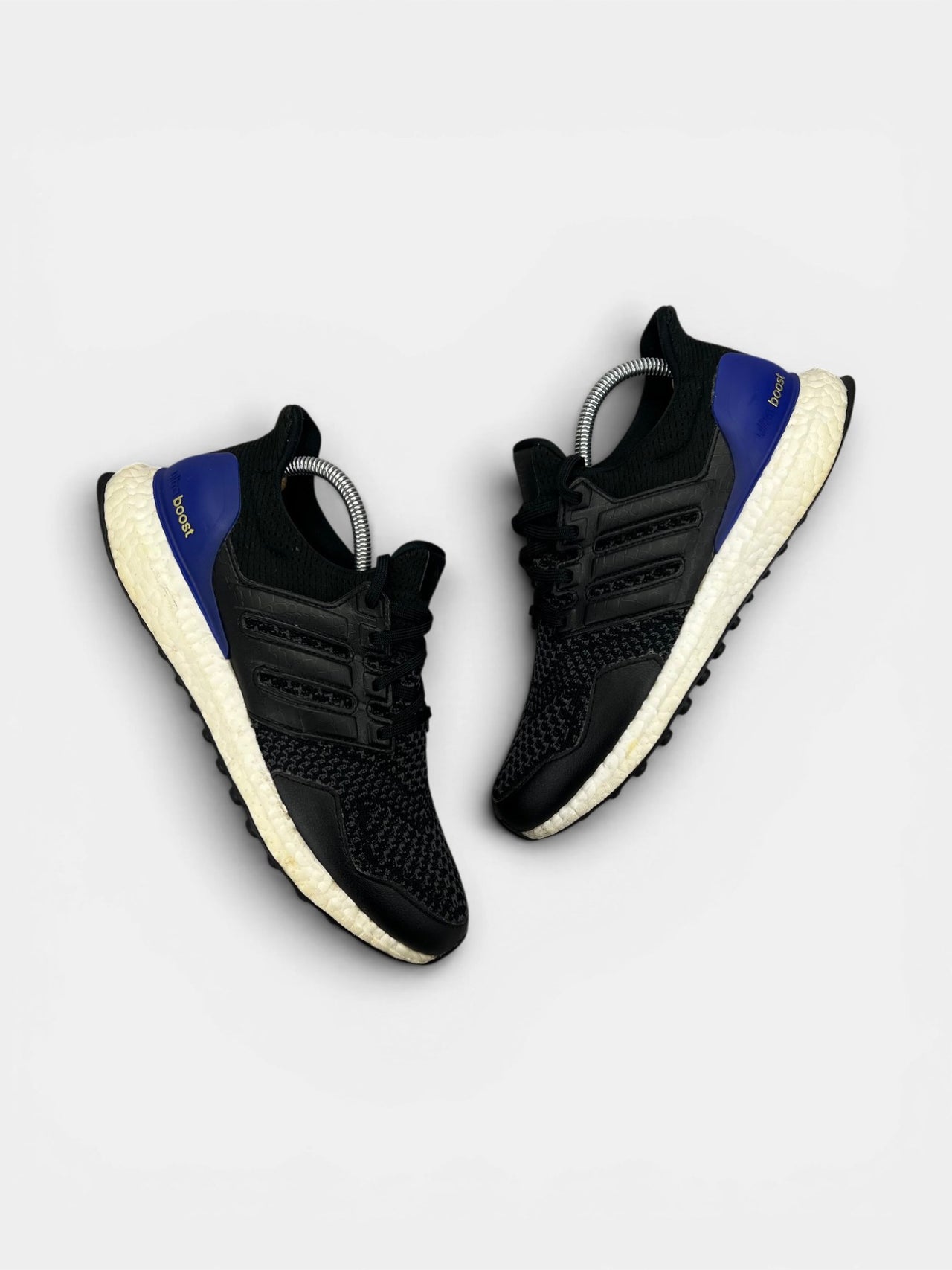 Adidas Ultraboost — buty sportowe męskie w bardzo dobrym stanie rozmiar 41 1/3, widok z góry na zewnętrzną stronę butów