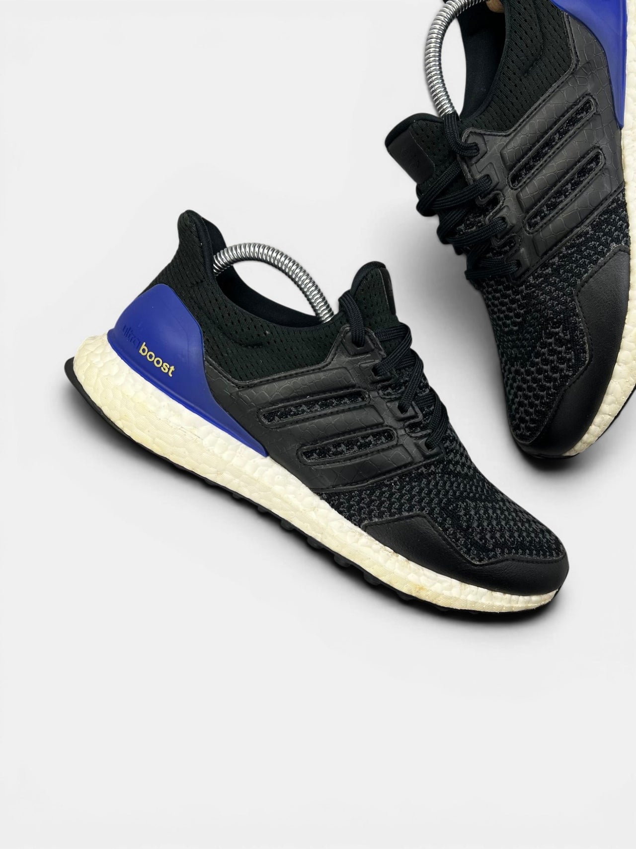 Adidas Ultraboost — buty sportowe męskie w bardzo dobrym stanie rozmiar 41 1/3, zewnętrzny panel prawego buta