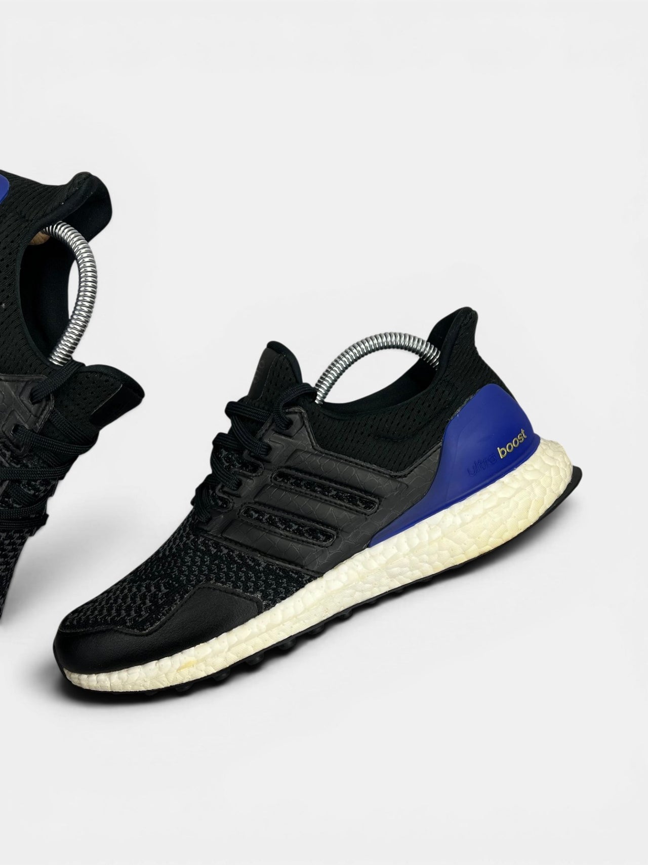 Adidas Ultraboost — buty sportowe męskie w bardzo dobrym stanie rozmiar 41 1/3, zewnętrzny panel lewego buta