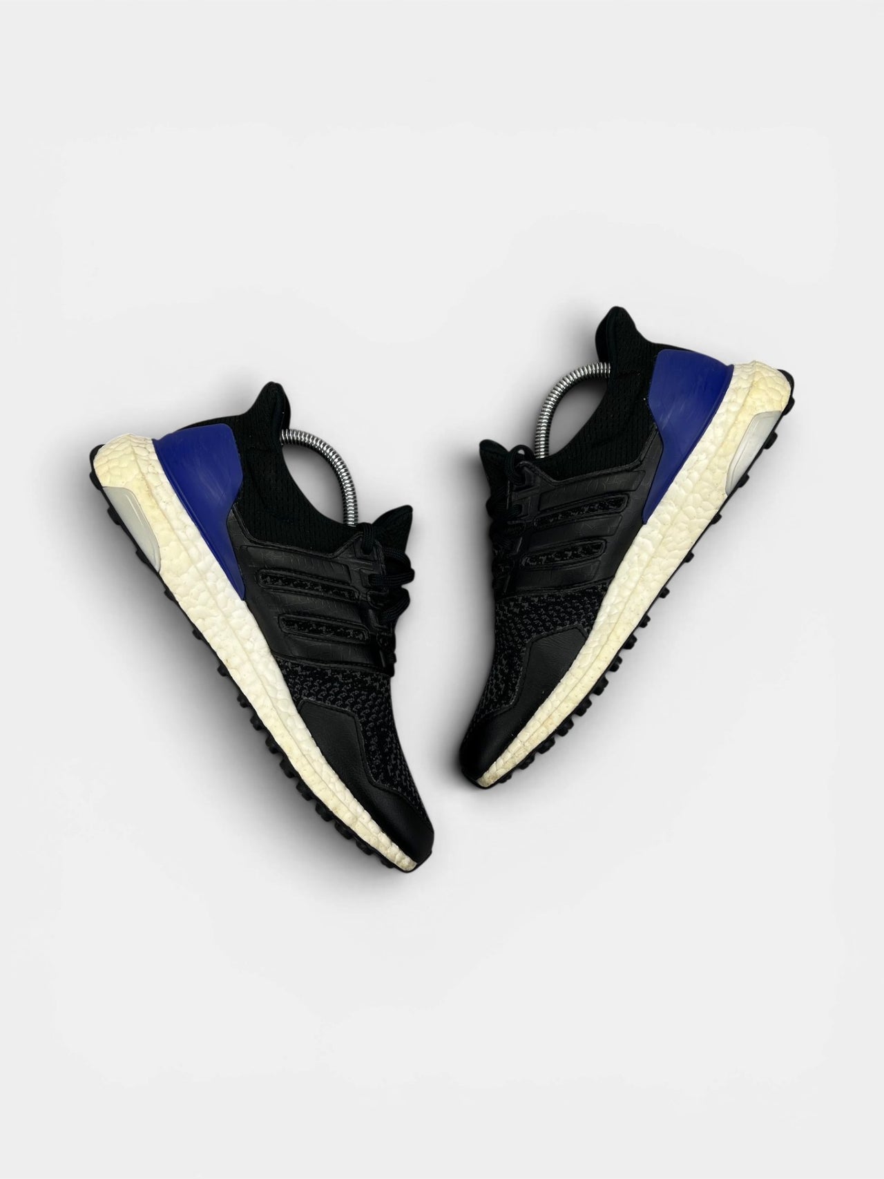 Adidas Ultraboost — buty sportowe męskie w bardzo dobrym stanie rozmiar 41 1/3, widok z góry na wewnętrzną stronę butów