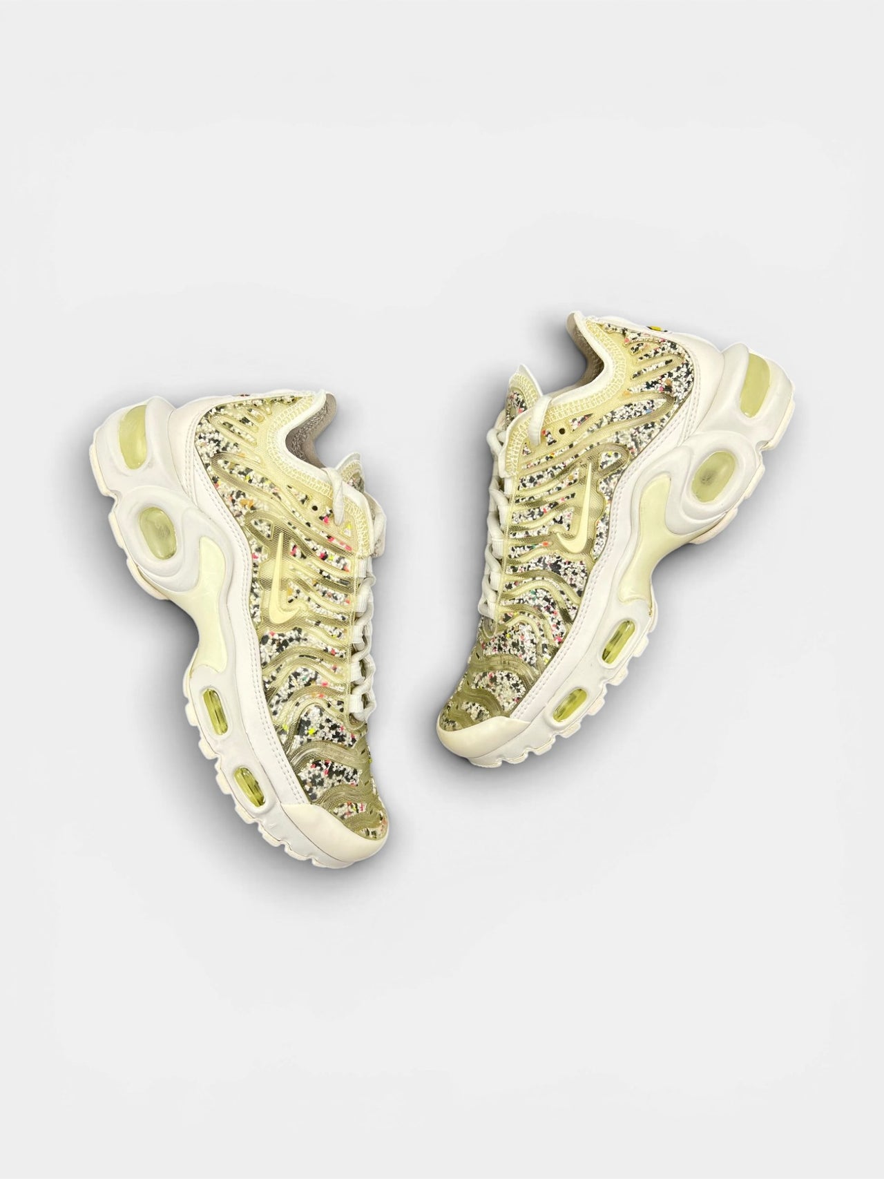 Nike Air Max Plus — buty sportowe damskie nowe rozmiar 35.5, widok z góry na zewnętrzną stronę butów