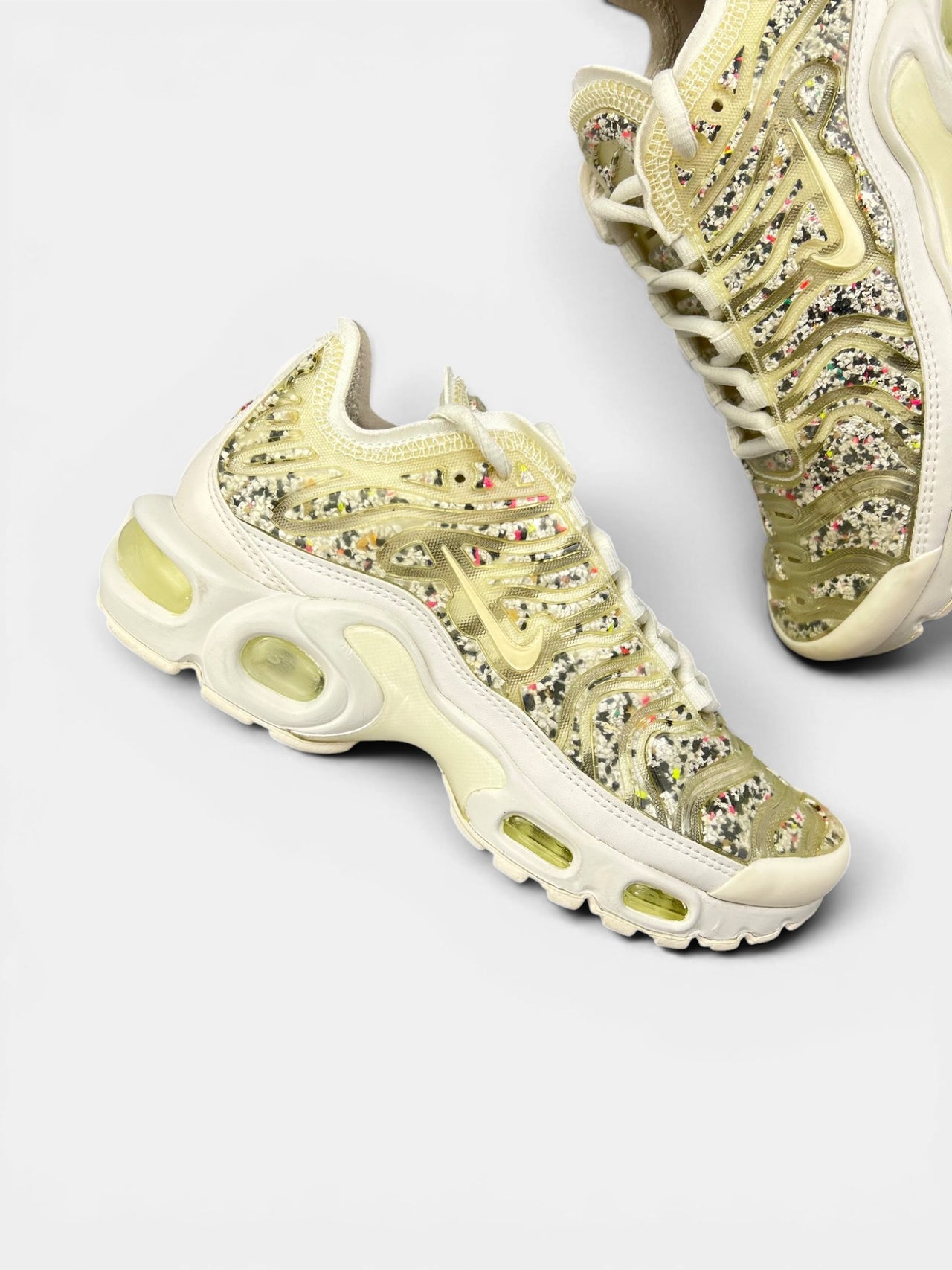 Nike Air Max Plus — buty sportowe damskie nowe rozmiar 35.5, zewnętrzny panel prawego buta