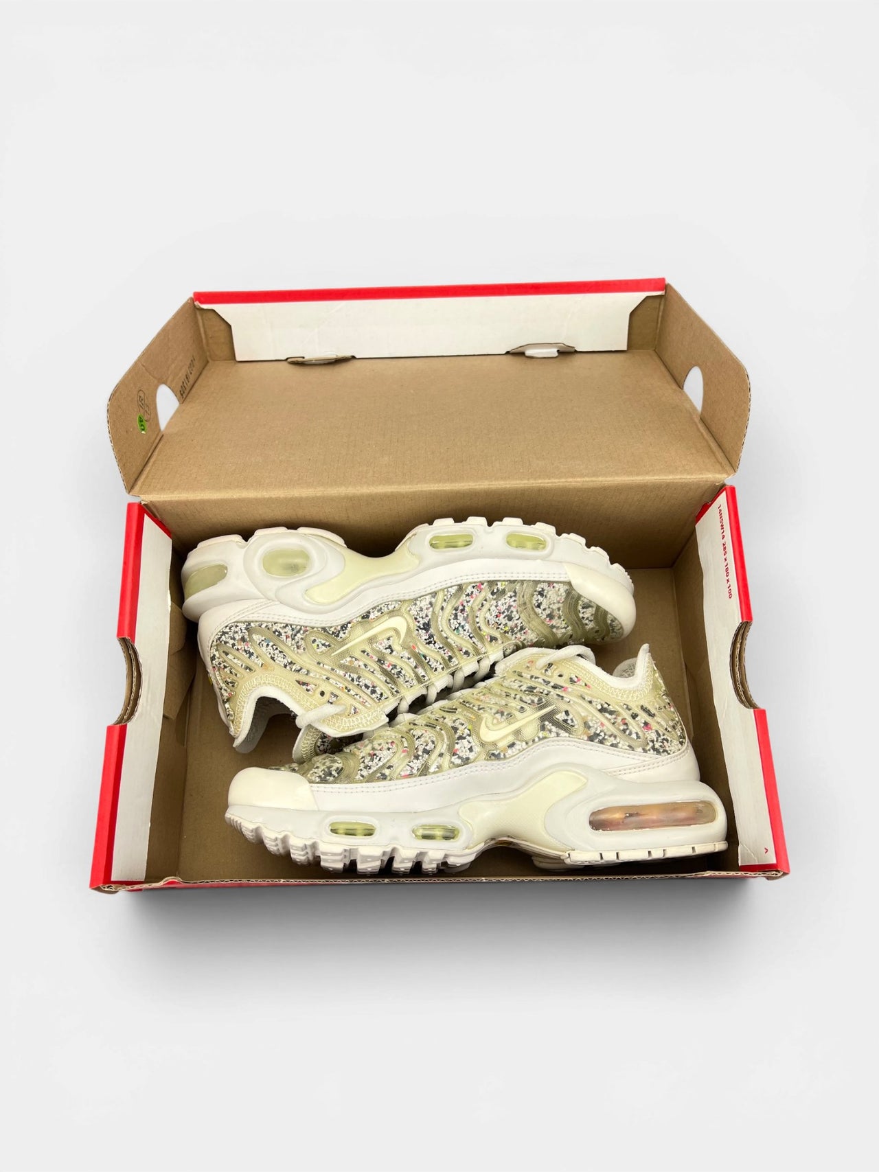 Nike Air Max Plus — buty sportowe damskie nowe rozmiar 35.5, widok z boku na tle studyjnym