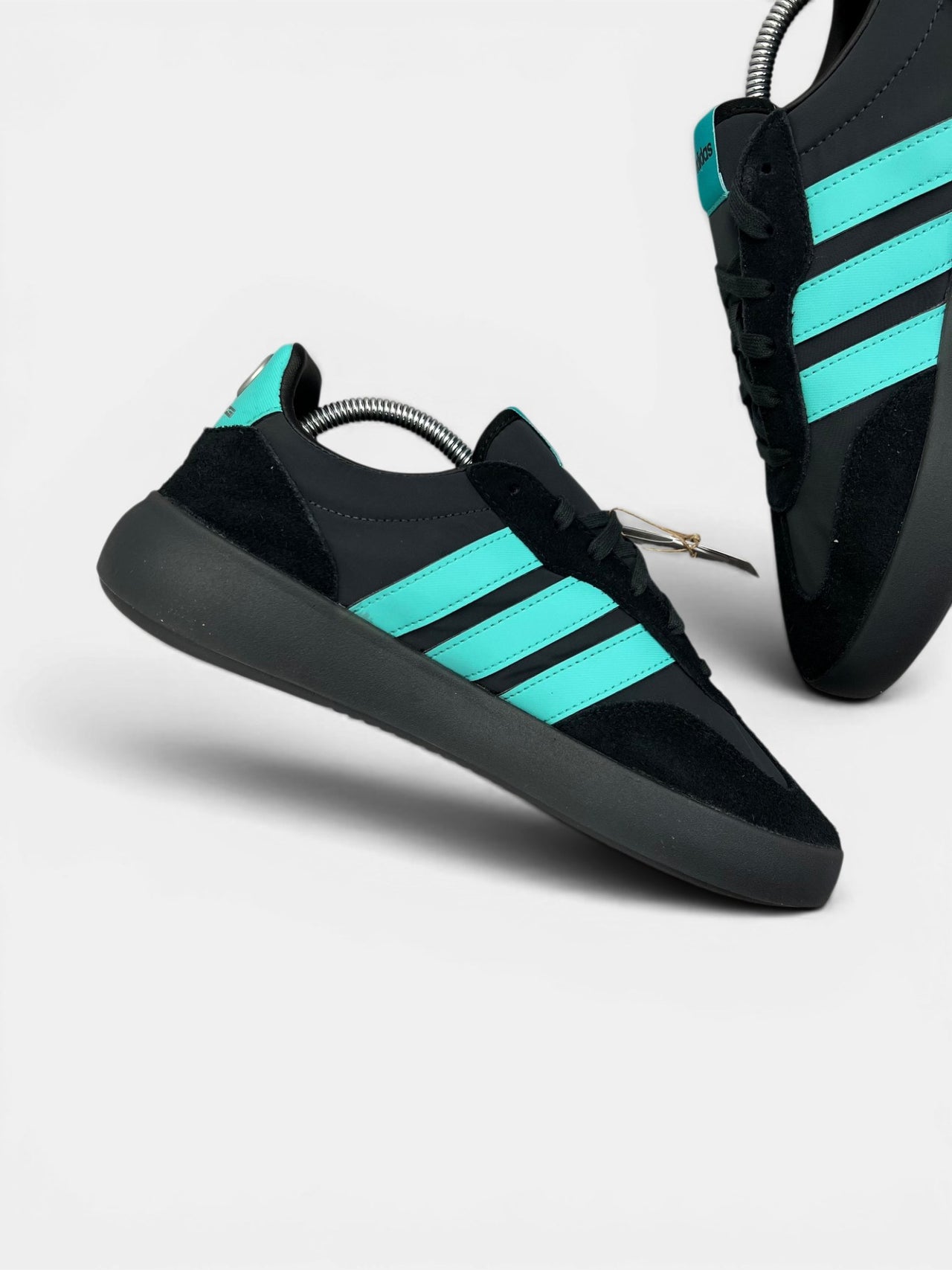 Adidas Decode Mercedes - AMG Petronas Formula One Team Barreda Decode — buty sportowe męskie nowe rozmiar 42 2/3, wewnętrzny panel lewego buta