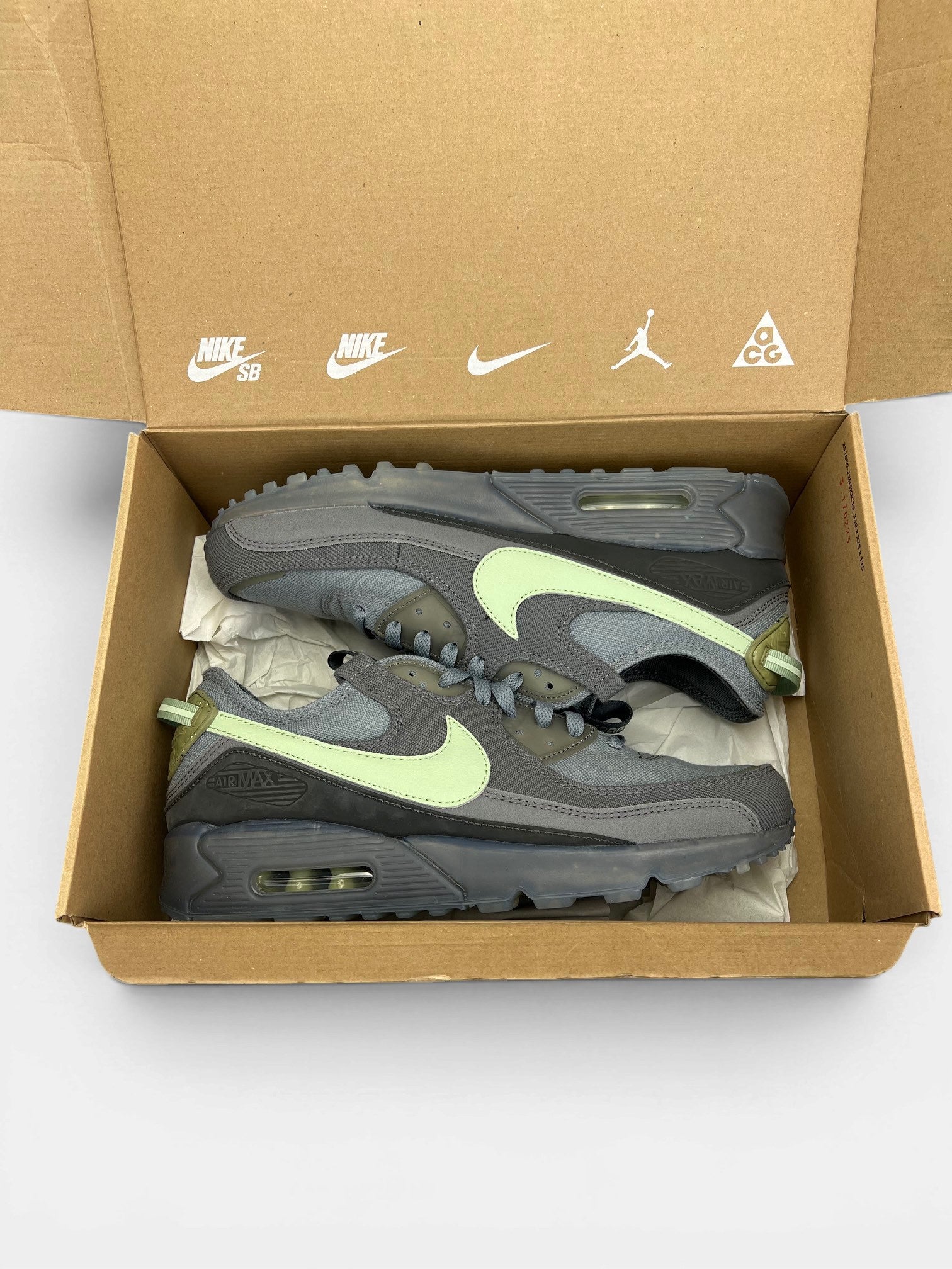 Nike Air Max Terrascape 90 Cool Grey Honeydew — buty sportowe męskie nowe rozmiar 44, widok z boku na tle studyjnym