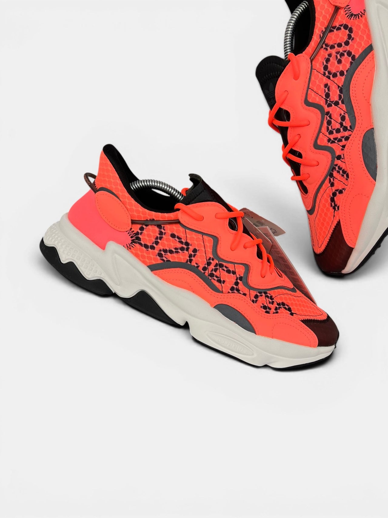 Adidas Ozweego — buty sportowe męskie nowe rozmiar 43 1/3, zewnętrzny panel prawego buta