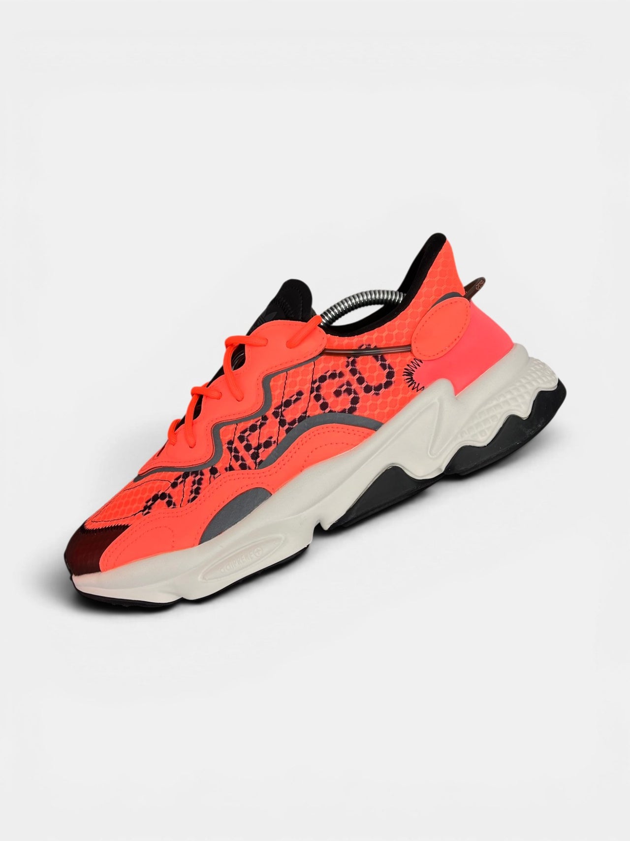 Adidas Ozweego — buty sportowe męskie nowe rozmiar 43 1/3, zewnętrzny panel lewego buta