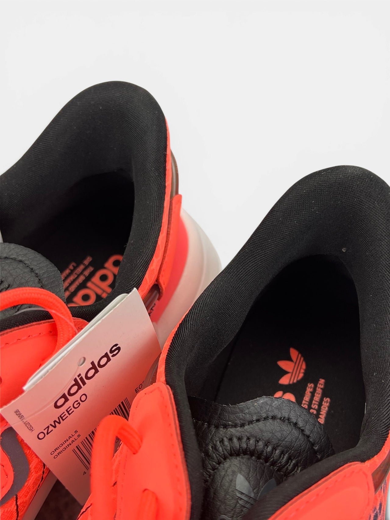 Adidas Ozweego — buty sportowe męskie nowe rozmiar 43 1/3, zapiętki butów