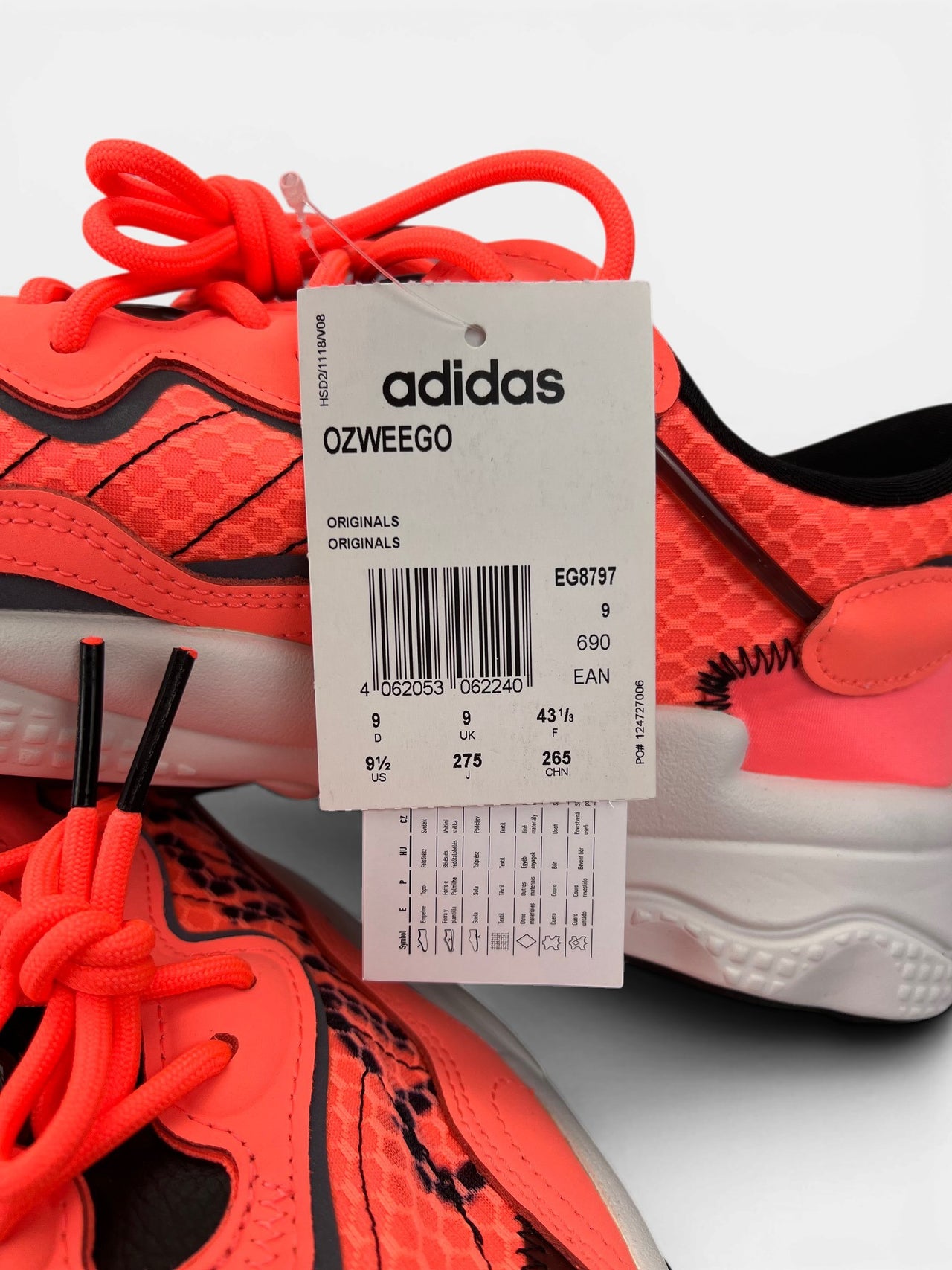 Adidas Ozweego — buty sportowe męskie nowe rozmiar 43 1/3, widok z boku na tle studyjnym