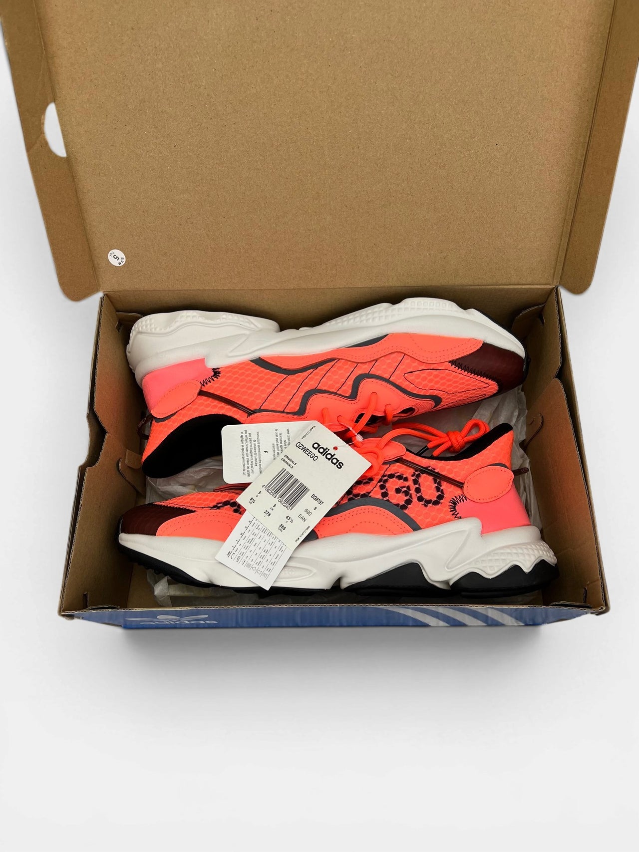 Adidas Ozweego — buty sportowe męskie nowe rozmiar 43 1/3, para butów, widok z boku na tle studyjnym