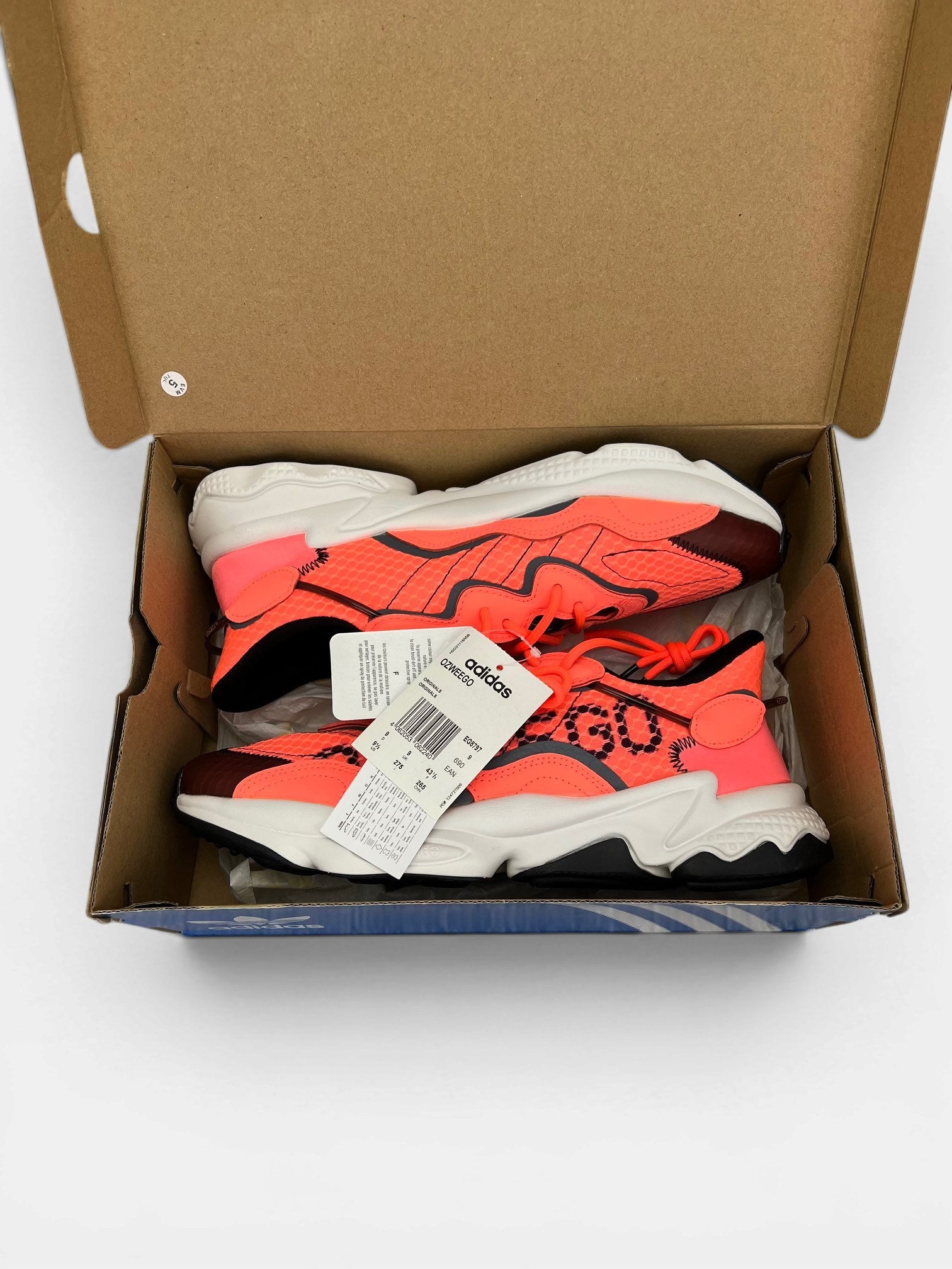 Adidas Ozweego — buty sportowe męskie nowe rozmiar 43 1/3, para butów, widok z boku na tle studyjnym