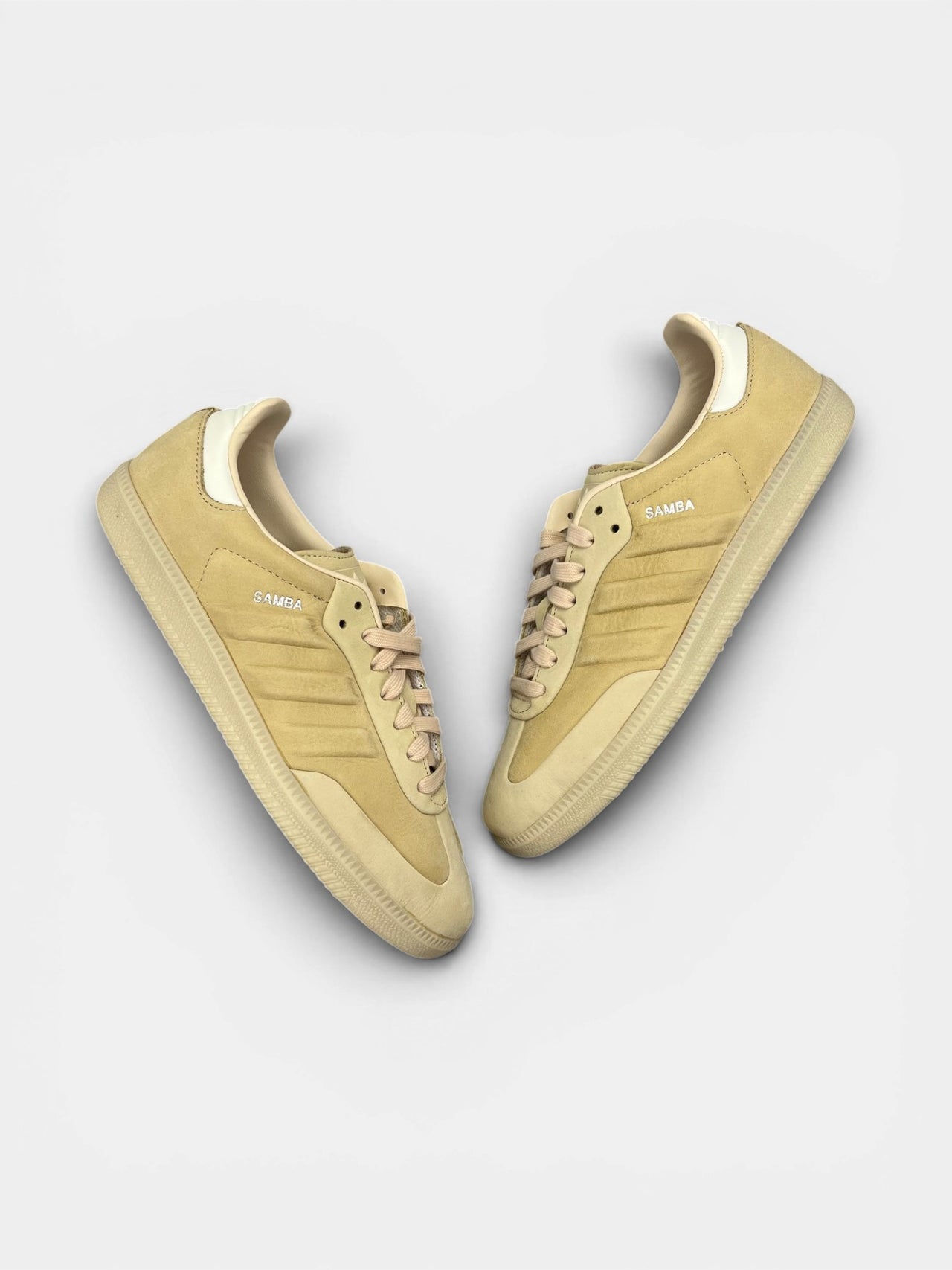 Adidas Samba Sand Strata — buty sportowe męskie nowe rozmiar 42, widok z góry na zewnętrzną stronę butów