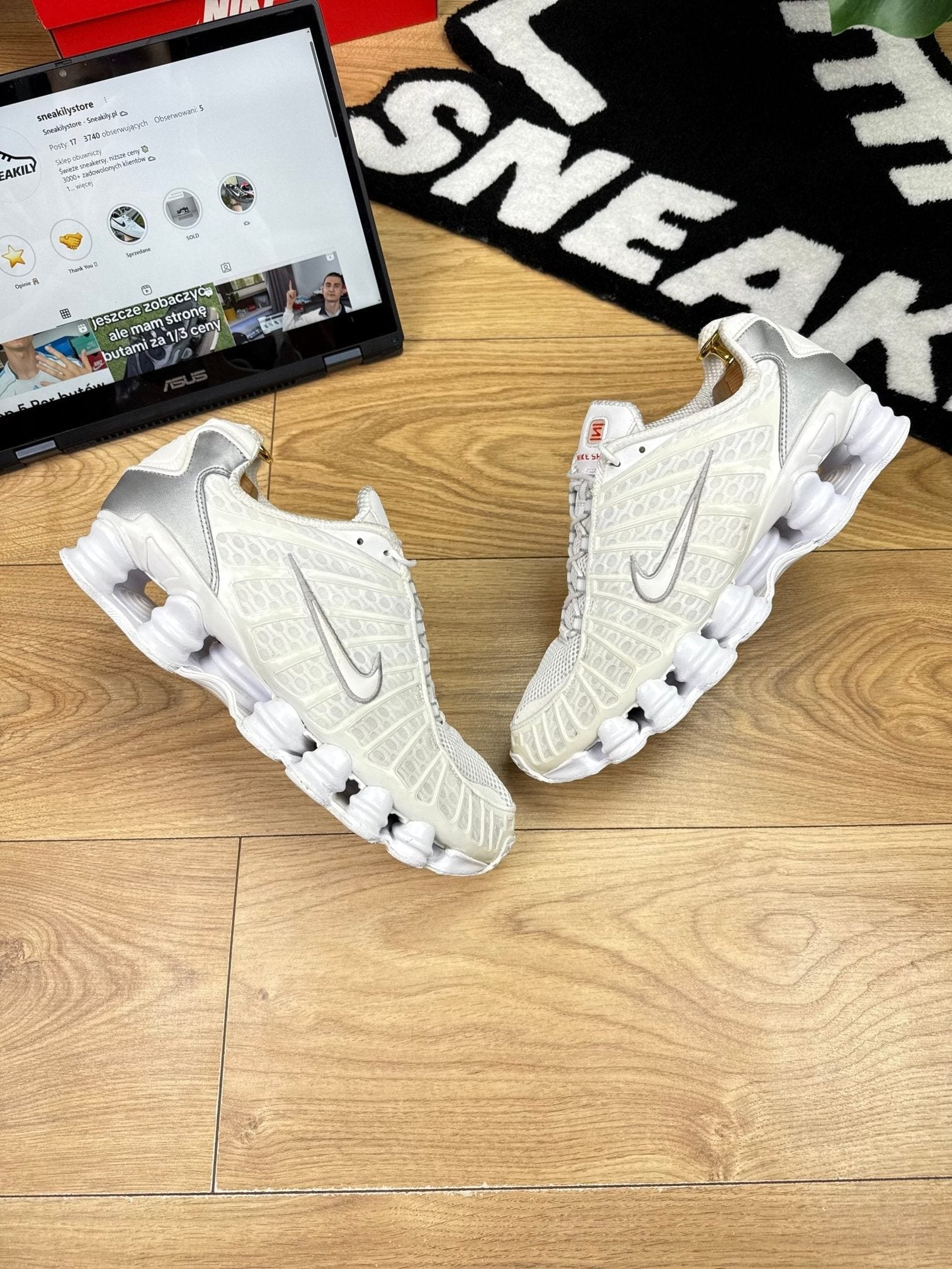 Nike Shox TL Triple White — buty sportowe męskie w dobrym stanie rozmiar 44, widok z góry na zewnętrzną stronę butów