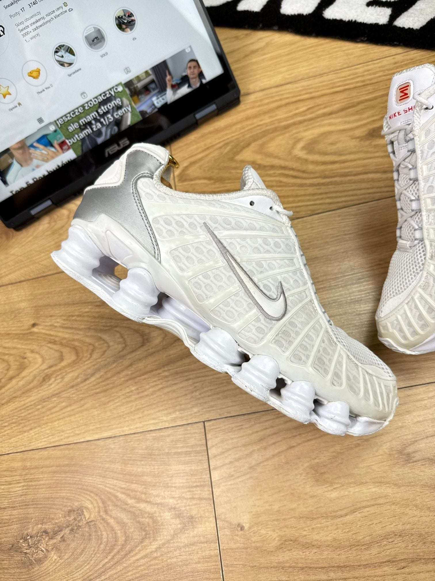 Nike Shox TL Triple White — buty sportowe męskie w dobrym stanie rozmiar 44, zewnętrzny panel prawego buta