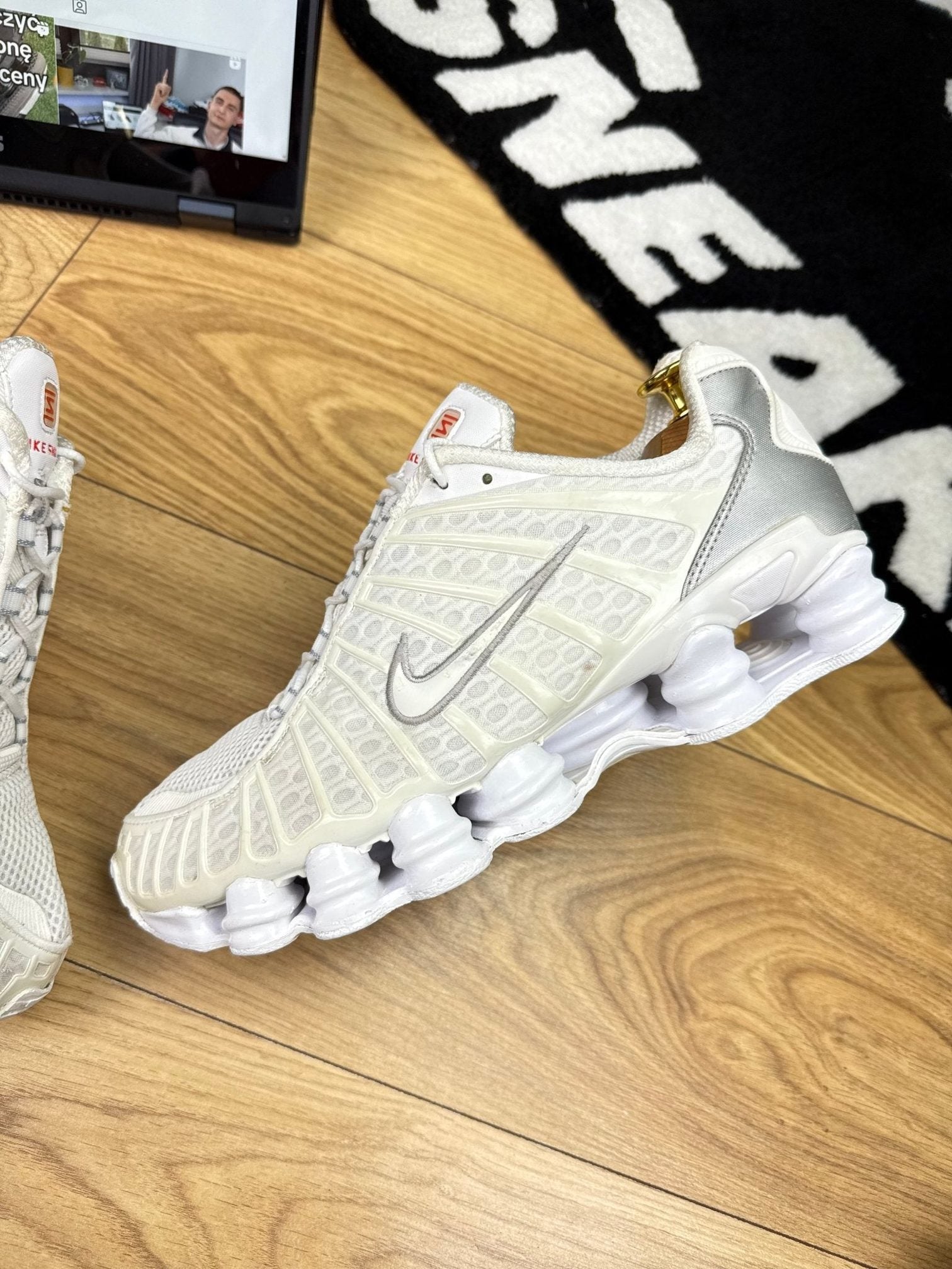 Nike Shox TL Triple White — buty sportowe męskie w dobrym stanie rozmiar 44, zewnętrzny panel lewego buta