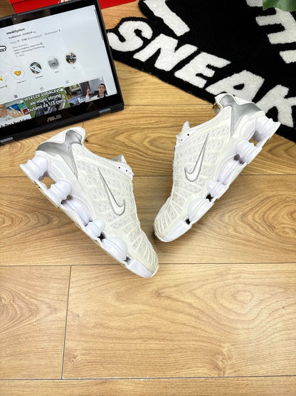 Nike Shox TL Triple White — buty sportowe męskie w dobrym stanie rozmiar 44, widok z góry na wewnętrzną stronę butów