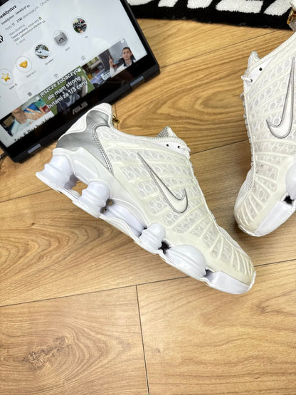 Nike Shox TL Triple White — buty sportowe męskie w dobrym stanie rozmiar 44, wewnętrzny panel lewego buta