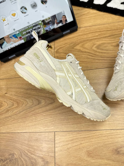Asics Gel 1090 v2 — buty sportowe męskie w bardzo dobrym stanie rozmiar 39.5, zewnętrzny panel prawego buta