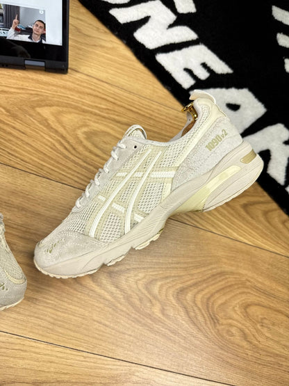 Asics Gel 1090 v2 — buty sportowe męskie w bardzo dobrym stanie rozmiar 39.5, zewnętrzny panel lewego buta