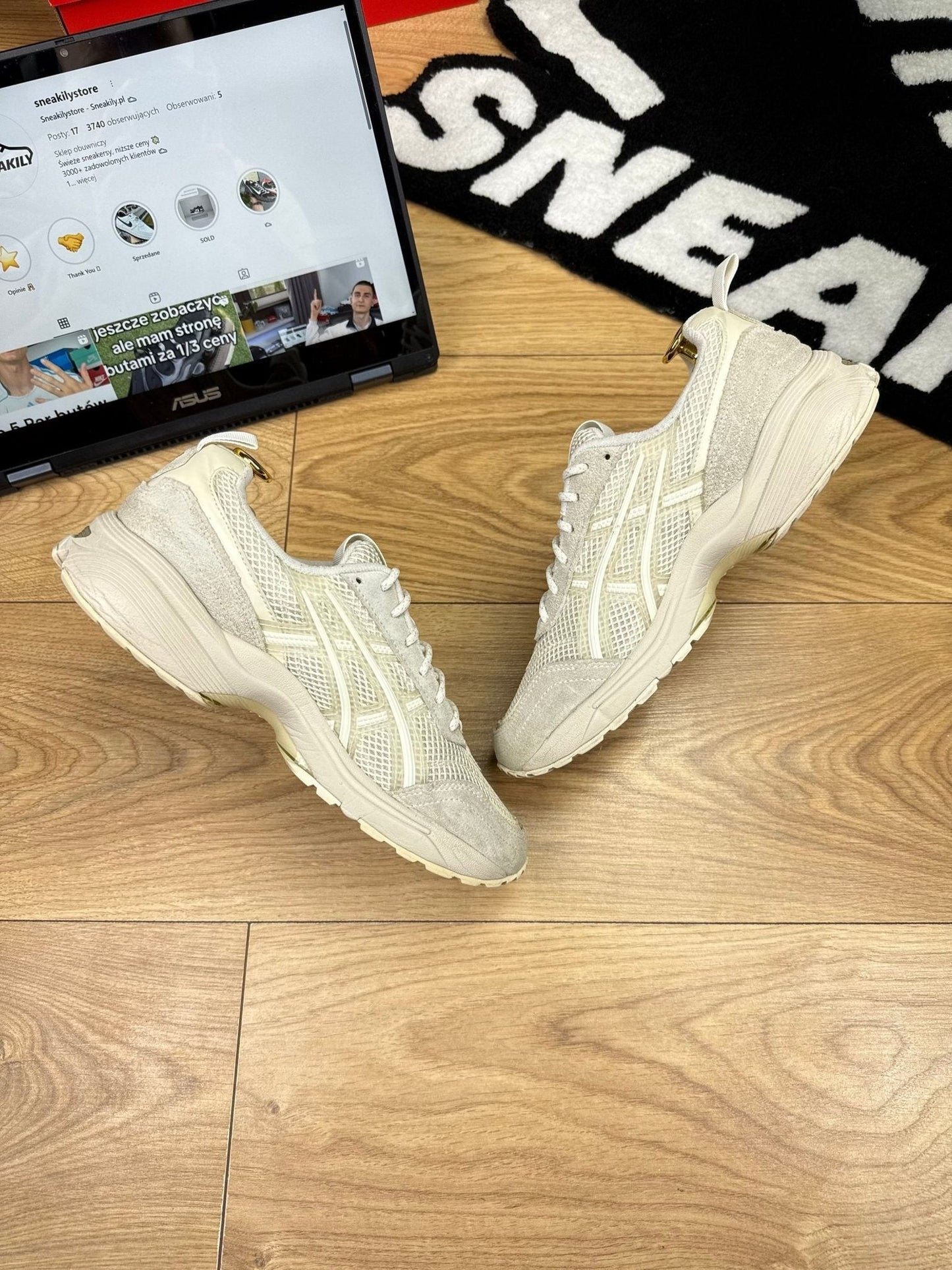Asics Gel 1090 v2 — buty sportowe męskie w bardzo dobrym stanie rozmiar 39.5, widok z góry na wewnętrzną stronę butów