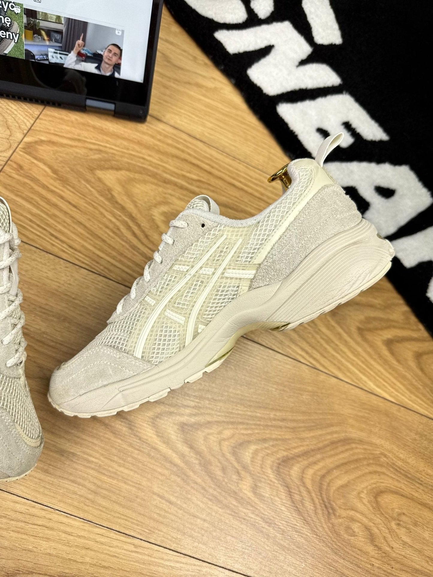 Asics Gel 1090 v2 — buty sportowe męskie w bardzo dobrym stanie rozmiar 39.5, wewnętrzny panel prawego buta