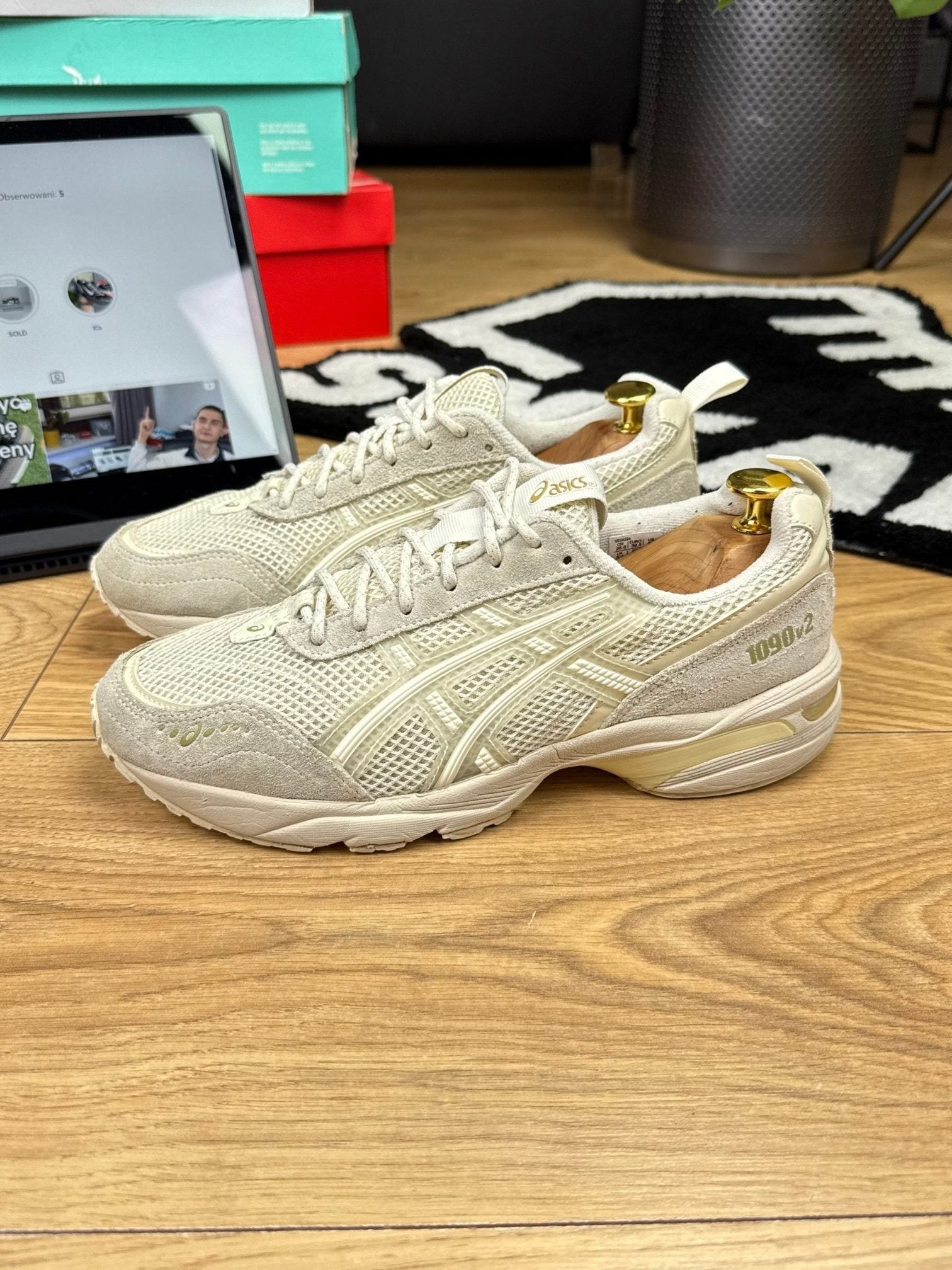 Asics Gel 1090 v2 — buty sportowe męskie w bardzo dobrym stanie rozmiar 39.5, widok z góry