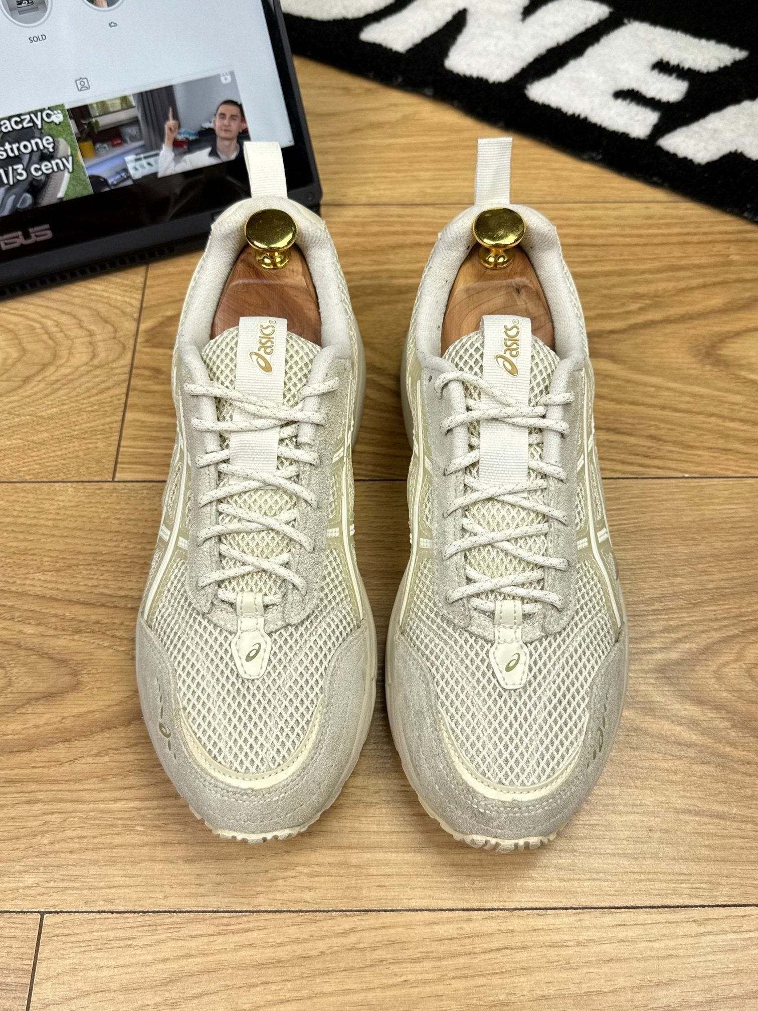 Asics Gel 1090 v2 — buty sportowe męskie w bardzo dobrym stanie rozmiar 39.5, widok z tyłu