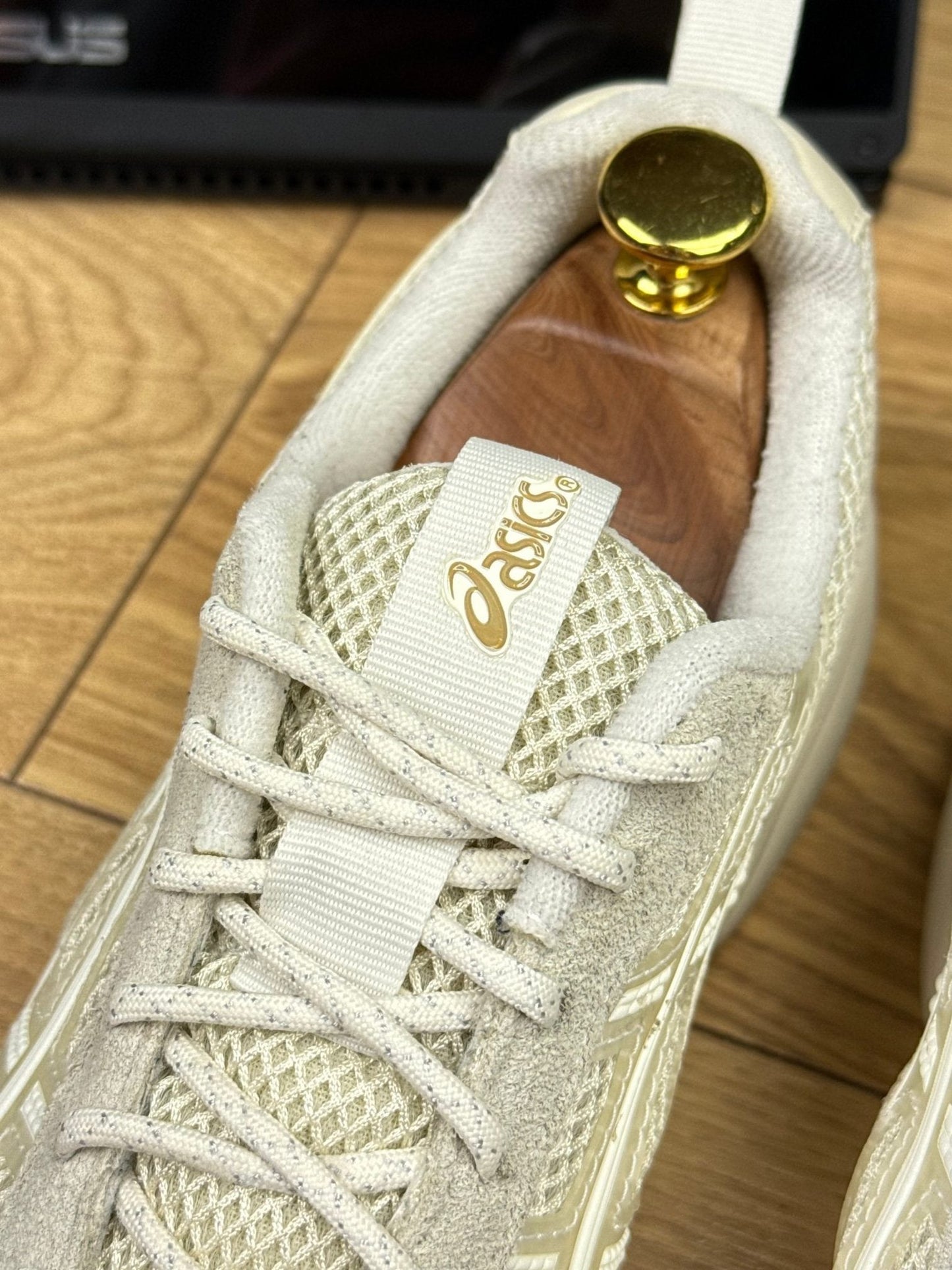 Asics Gel 1090 v2 — buty sportowe męskie w bardzo dobrym stanie rozmiar 39.5, podeszwa