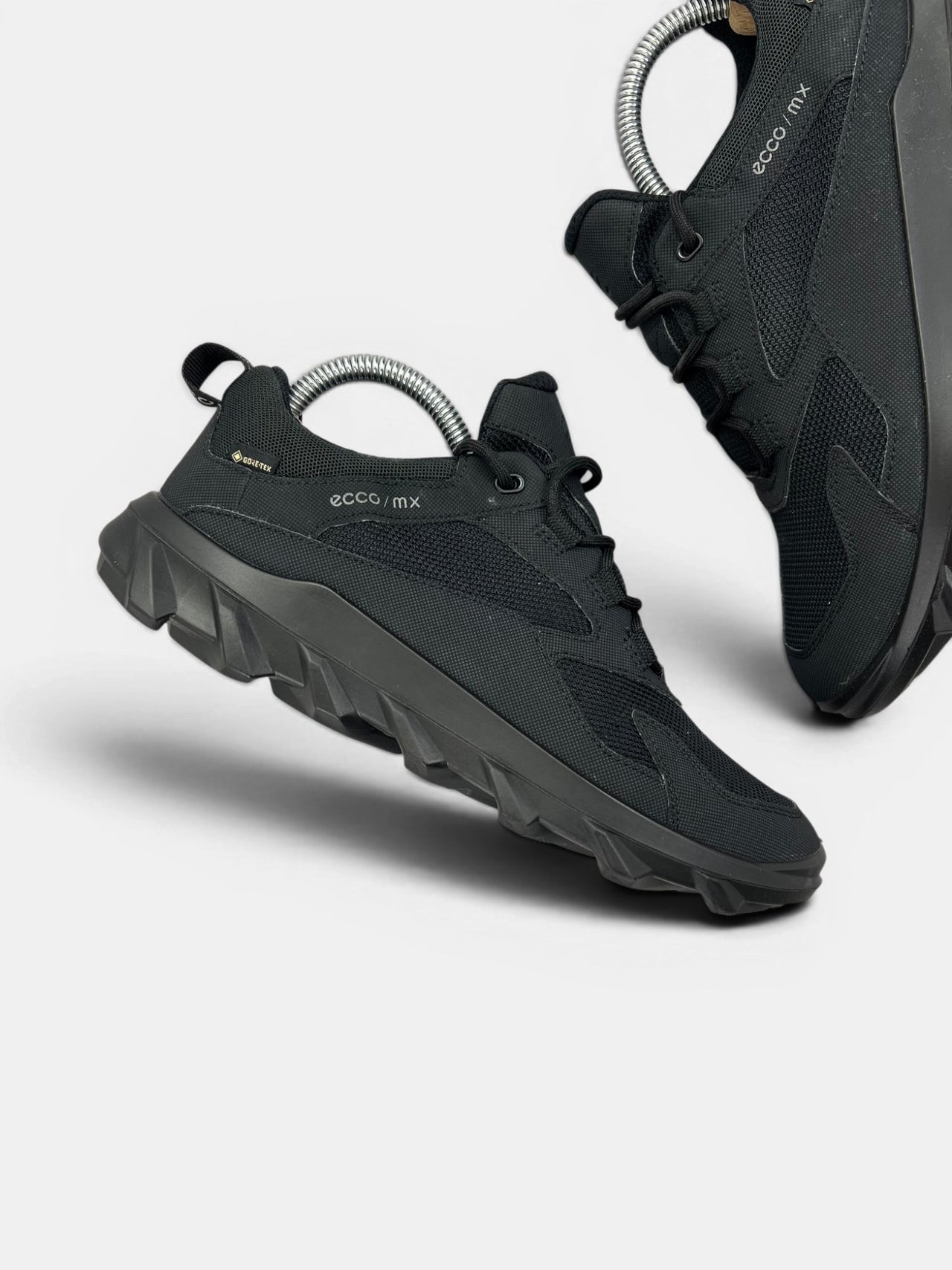 Ecco MX — buty sportowe damskie w bardzo dobrym stanie rozmiar 39, zewnętrzny panel prawego buta