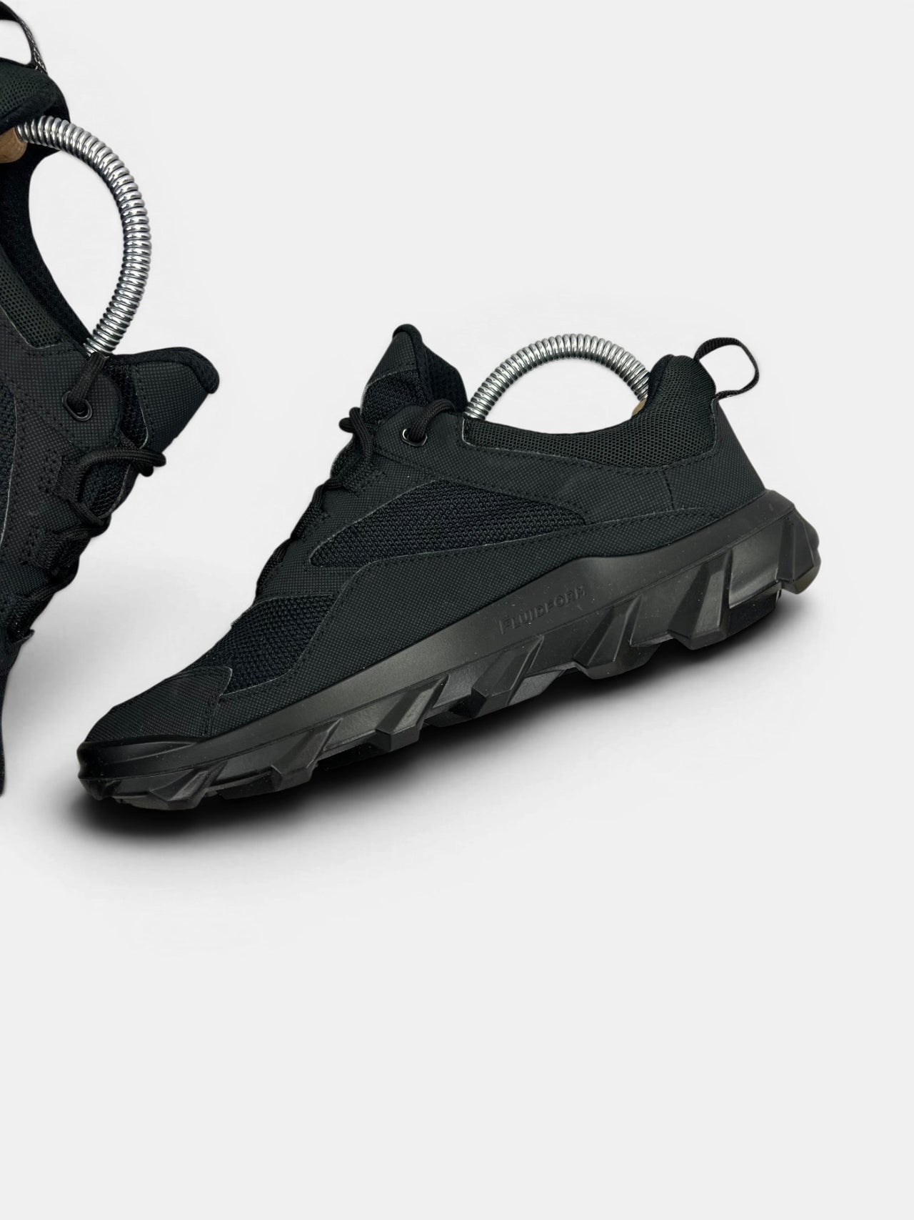 Ecco MX — buty sportowe damskie w bardzo dobrym stanie rozmiar 39, wewnętrzny panel prawego buta