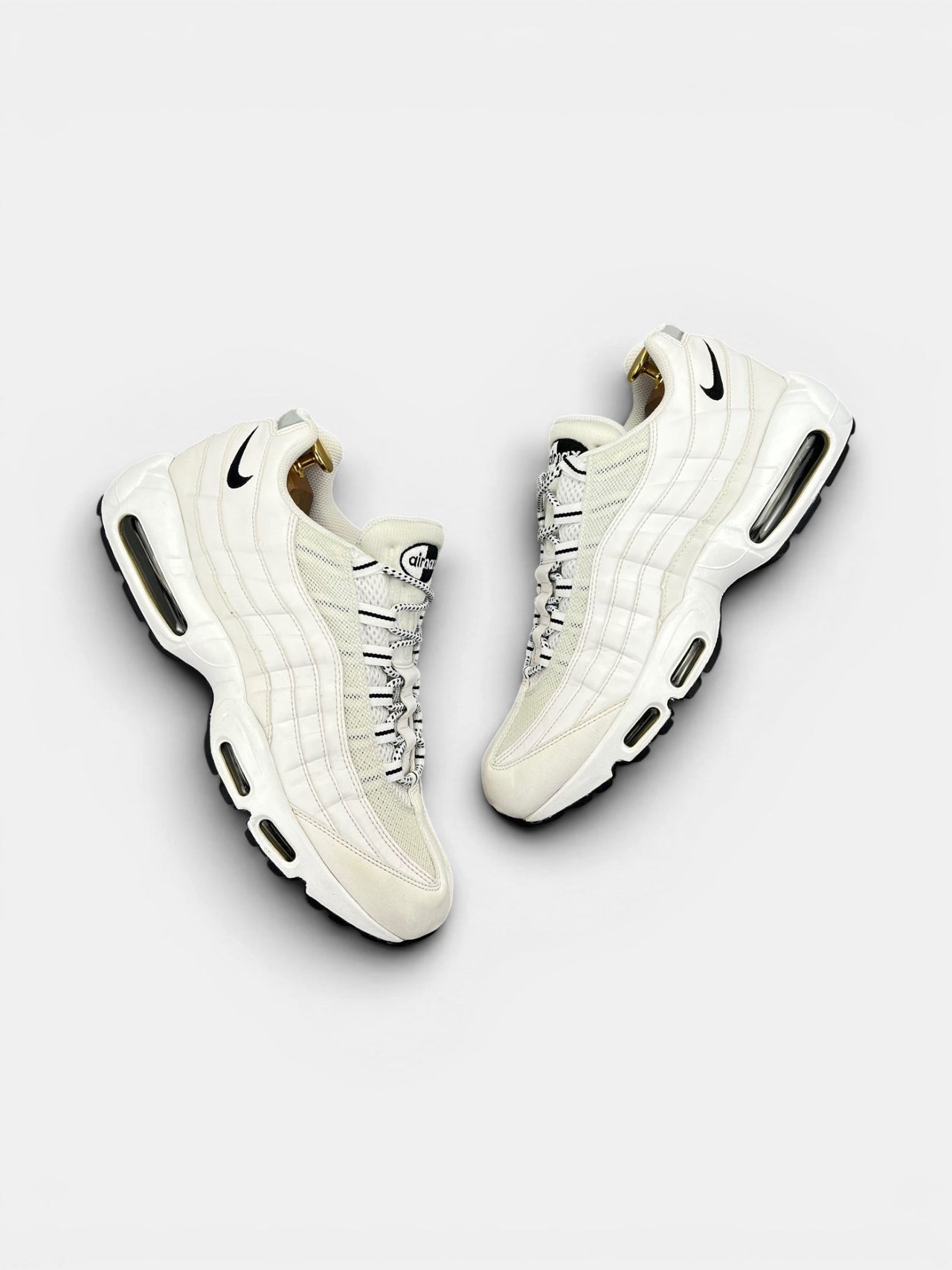 Nike Air Max 95 White Black — buty sportowe męskie w bardzo dobrym stanie rozmiar 45.5, widok z góry na zewnętrzną stronę butów