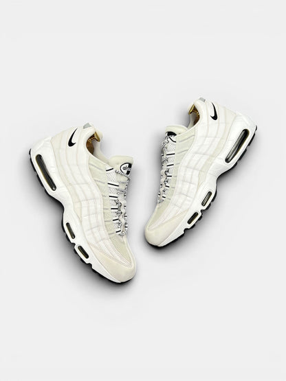 Nike Air Max 95 White Black — buty sportowe męskie w bardzo dobrym stanie rozmiar 45.5, widok z góry na zewnętrzną stronę butów