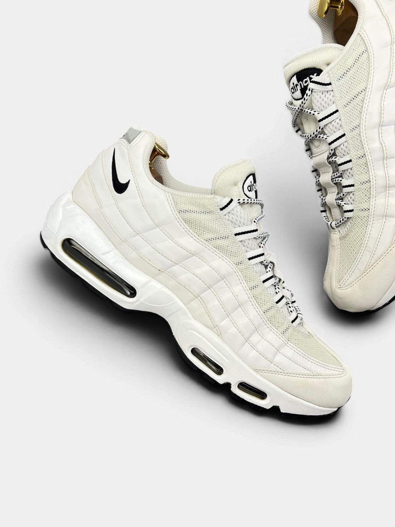 Nike Air Max 95 White Black — buty sportowe męskie w bardzo dobrym stanie rozmiar 45.5, zewnętrzny panel prawego buta