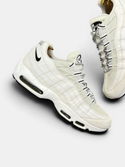 Nike Air Max 95 White Black — buty sportowe męskie w bardzo dobrym stanie rozmiar 45.5, zewnętrzny panel prawego buta