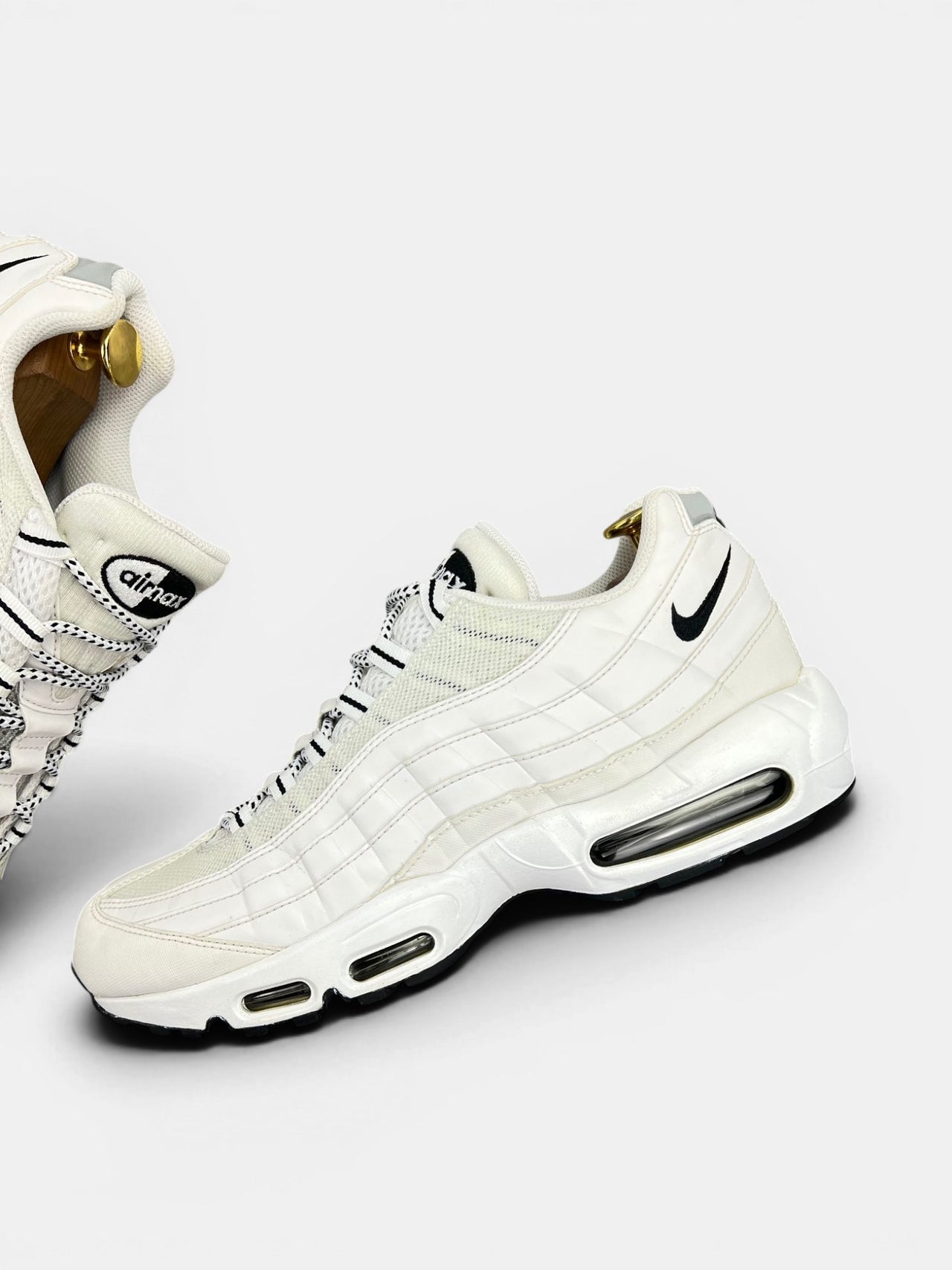 Nike Air Max 95 White Black — buty sportowe męskie w bardzo dobrym stanie rozmiar 45.5, zewnętrzny panel lewego buta