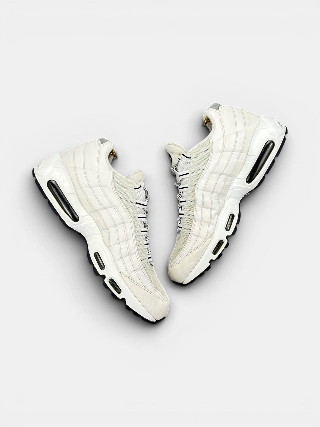 Nike Air Max 95 White Black — buty sportowe męskie w bardzo dobrym stanie rozmiar 45.5, widok z góry na wewnętrzną stronę butów