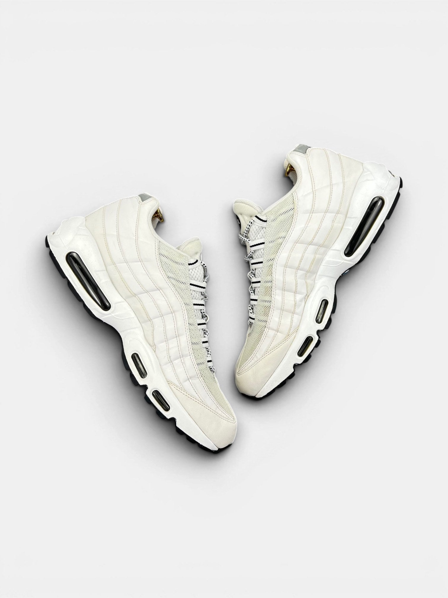 Nike Air Max 95 White Black — buty sportowe męskie w bardzo dobrym stanie rozmiar 45.5, widok z góry na wewnętrzną stronę butów